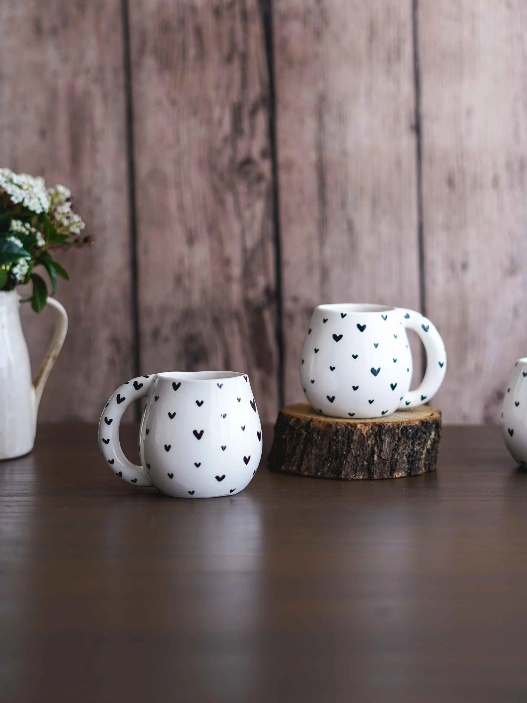 CerAmor Canecas Ceramica - Caneca em ceramica branca com corações pretos