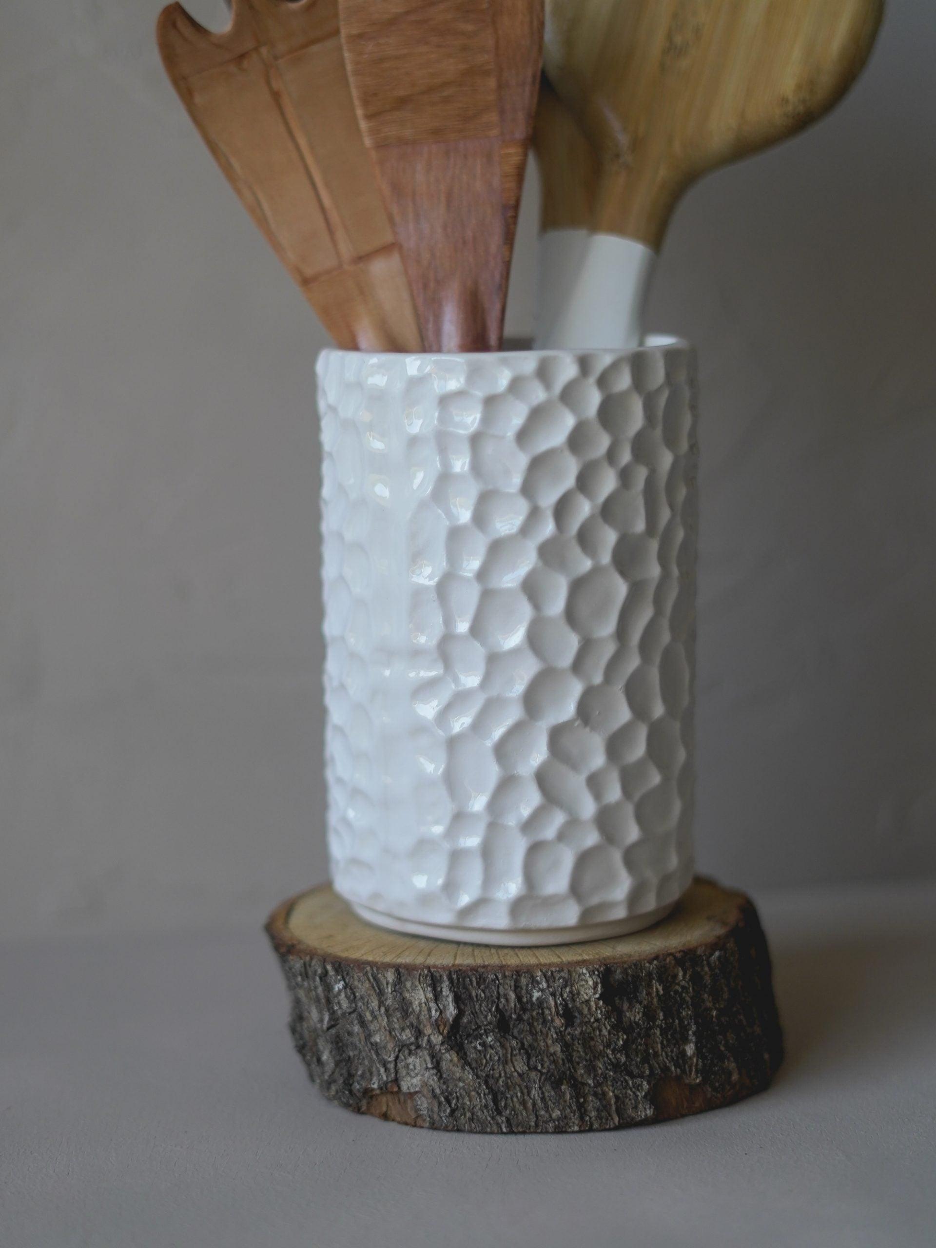 CerAmor Cerâmica Jarras - Jarra flores em cerâmica portuguesa com relevo na cor branca