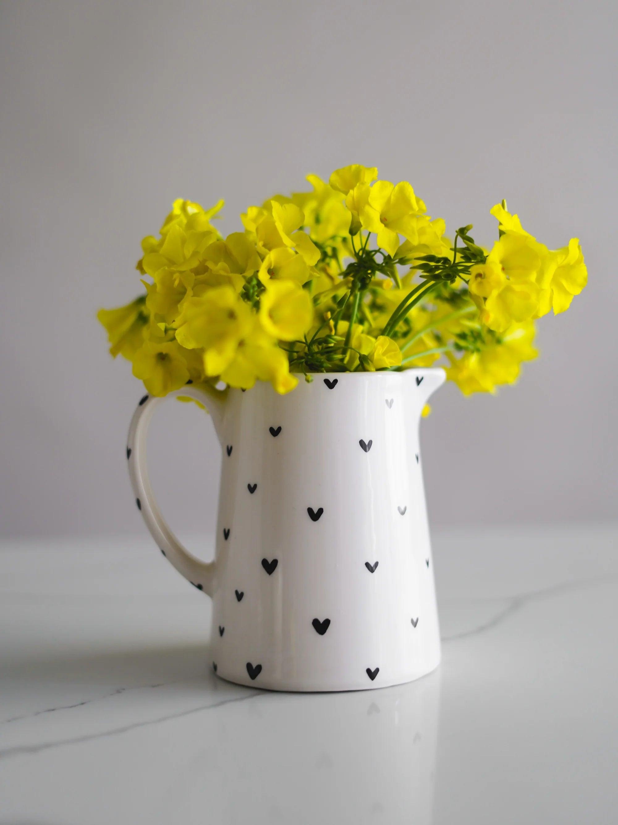 CerAmor Jarros de Cerâmica - Jarro de cerâmica branco com corações pretos e flores