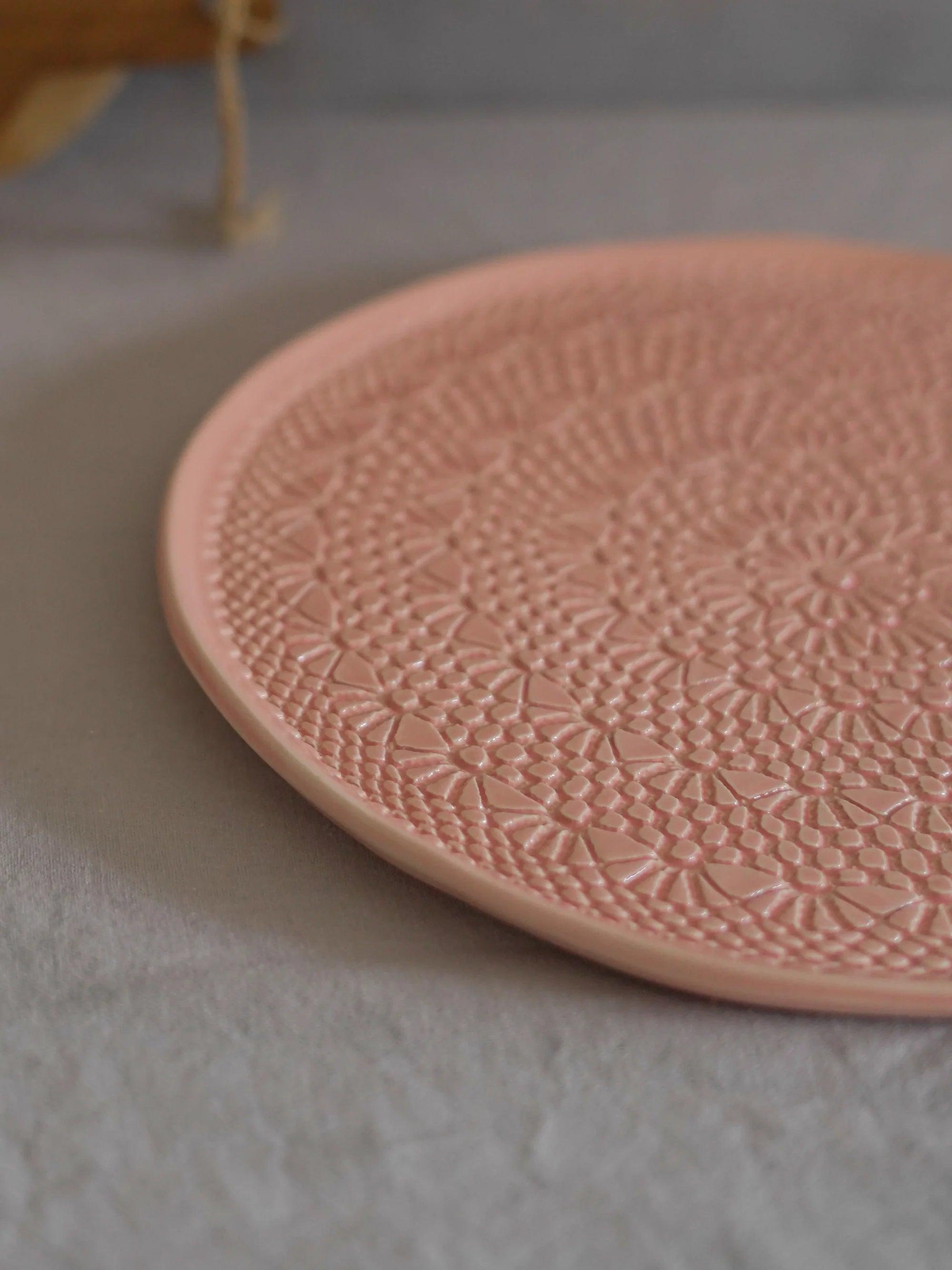 CerAmor Pratos Ceramica - Prato para bolo em cerâmica na cor coral com motivo croché