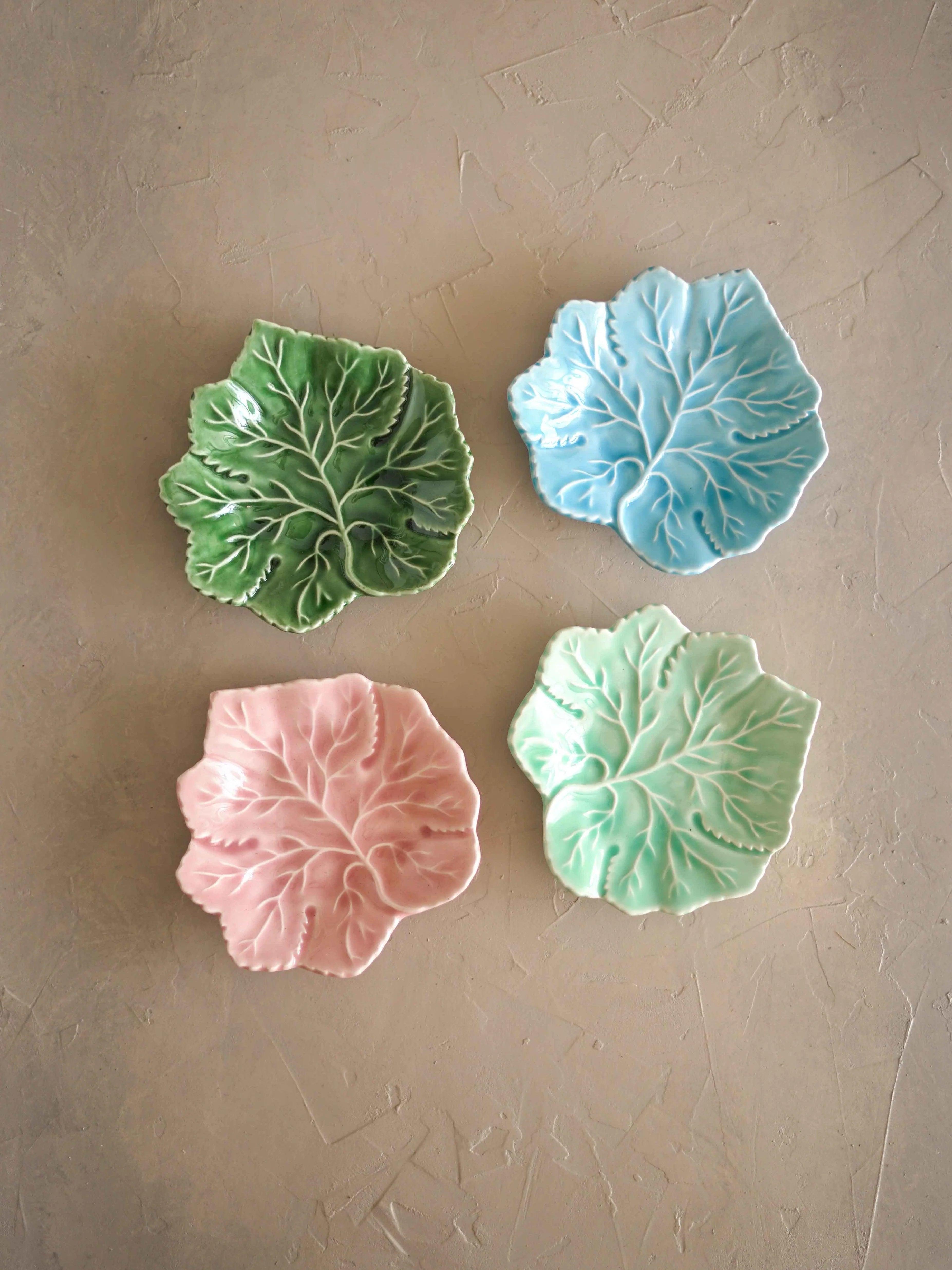 CerAmor Pratos Ceramica - Pratos em cerâmica azul, rosa e verde com formato parra