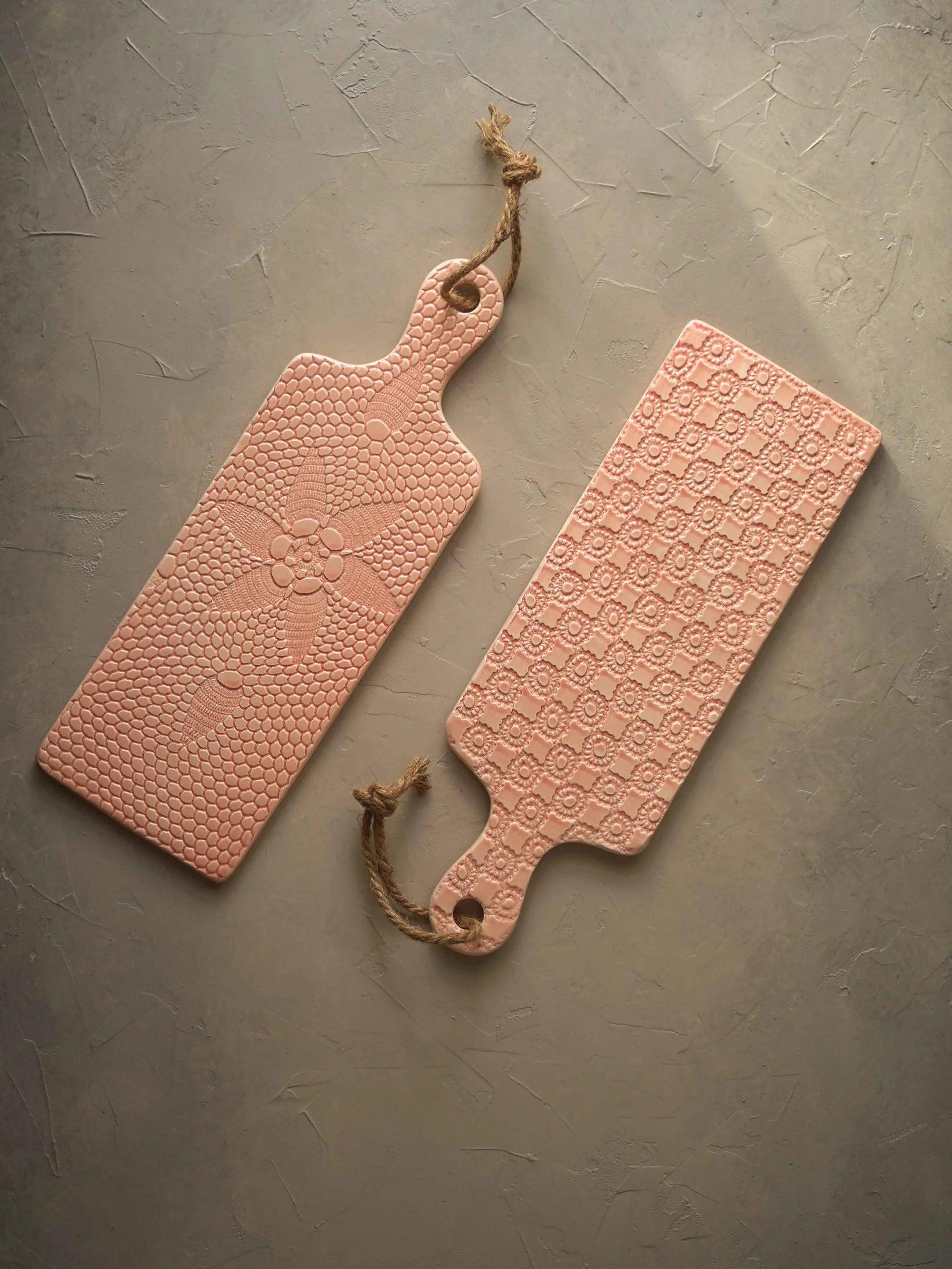 CerAmor Cerâmica Tábuas de Servir - Tábua em cerâmica retangular salmão com motivo Croché