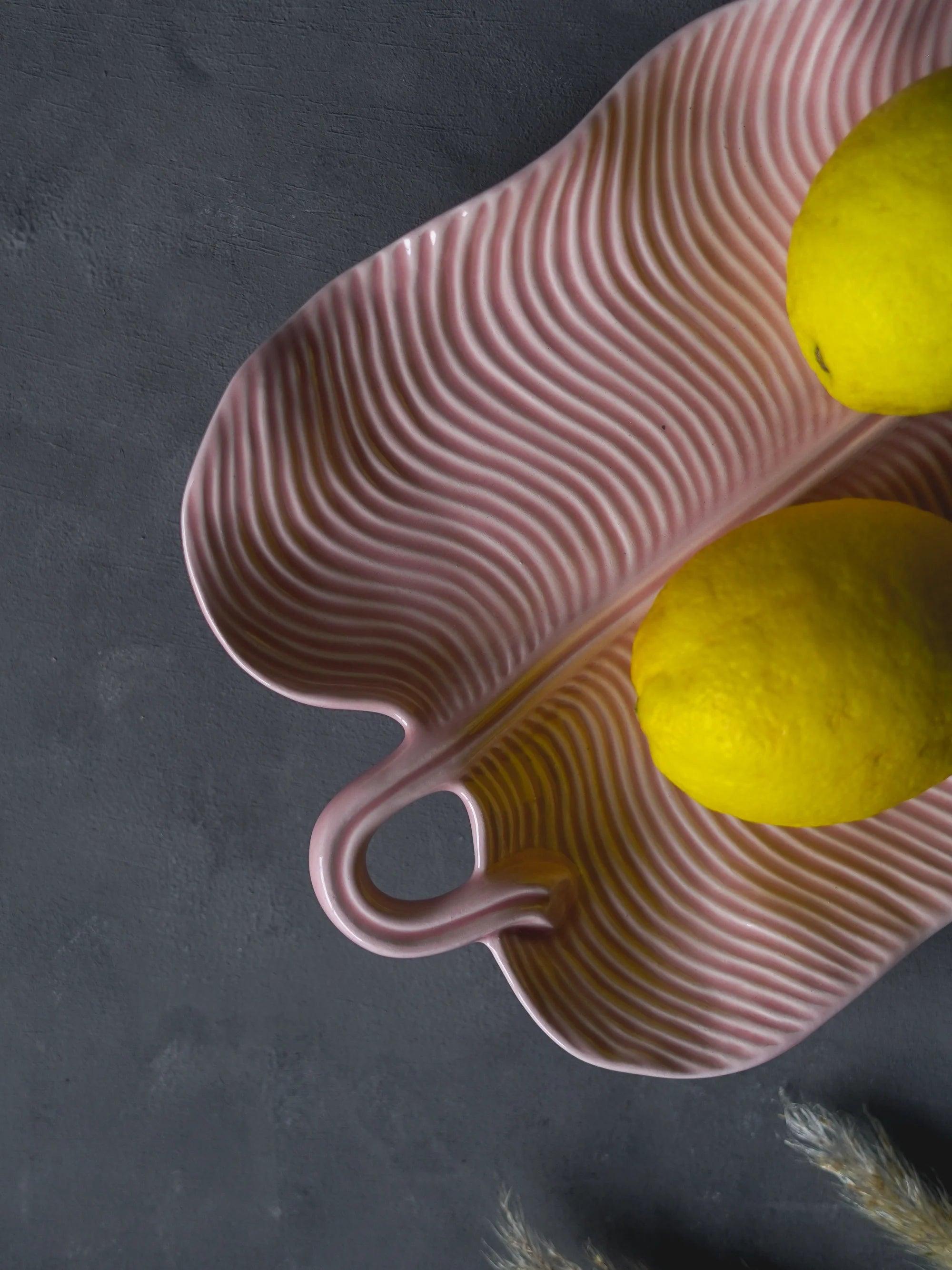 CerAmor Cerâmica Travessas de Servir - Travessa em cerâmica com a forma de folha de palmeira na cor rosa