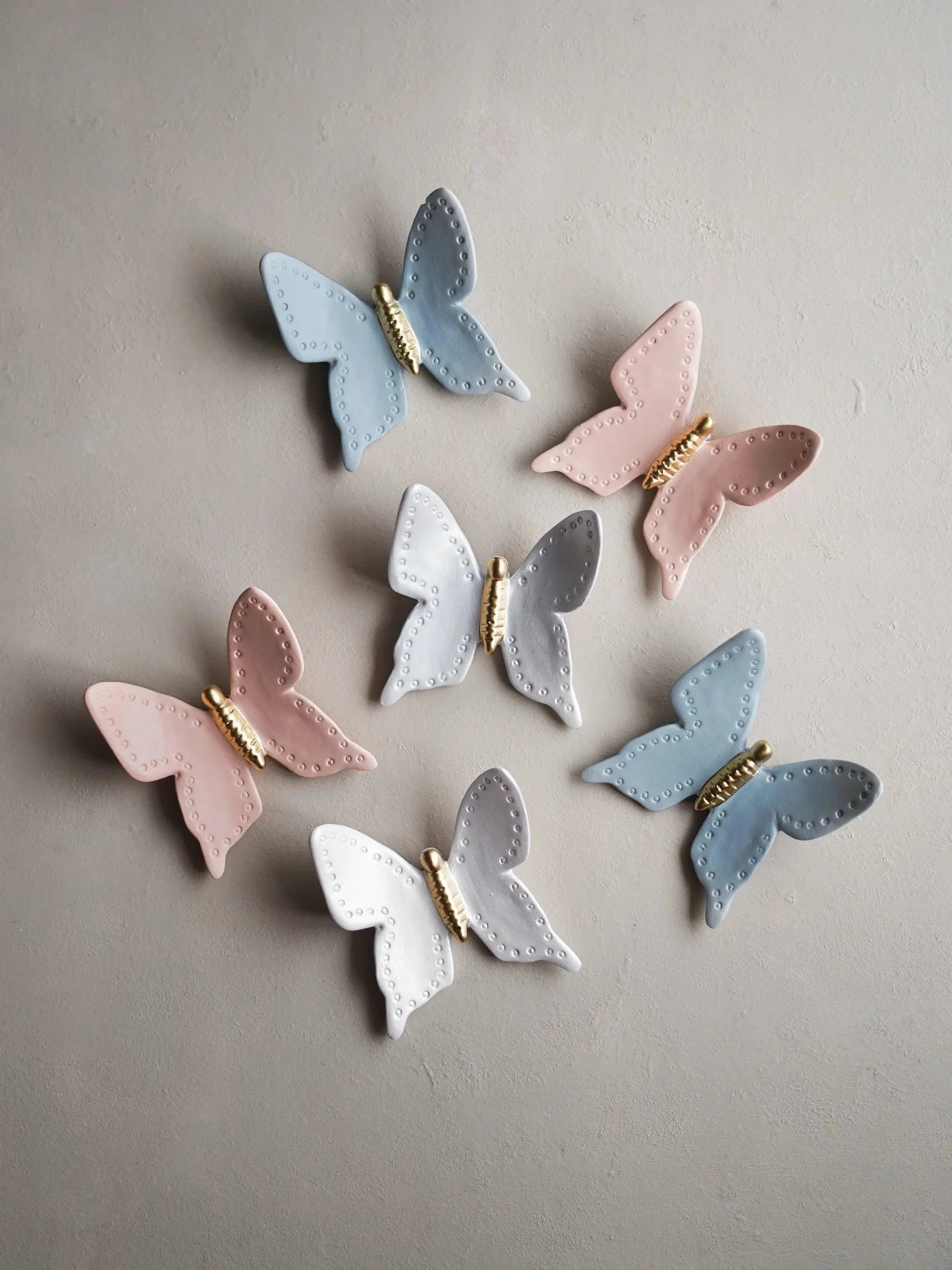 CerAmor Borboletas de Cerâmica para parede - Borboletas ceramica pintadas cor de rosa, azul e branco