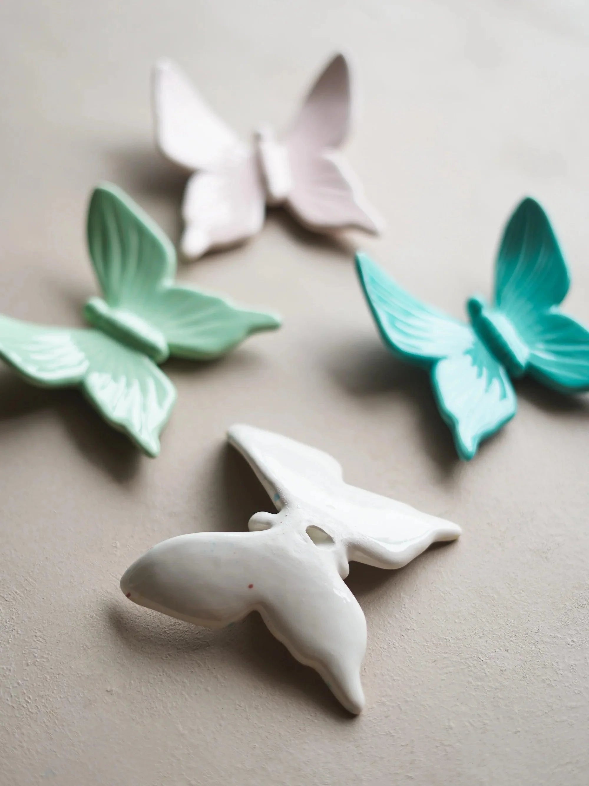 CerAmor Borboletas de Cerâmica para parede - Borboleta ceramica vidrada cor de rosa, verde água, azul e branco