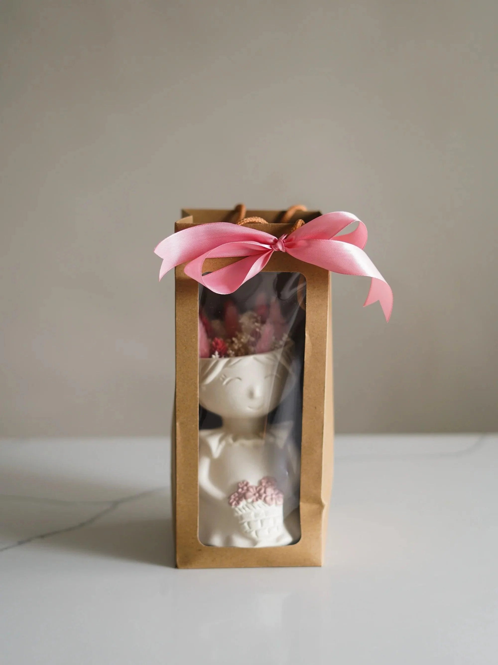 CerAmor Cerâmica Jarras - Jarra flores em cerâmica portuguesa com menina e cestinha de flores