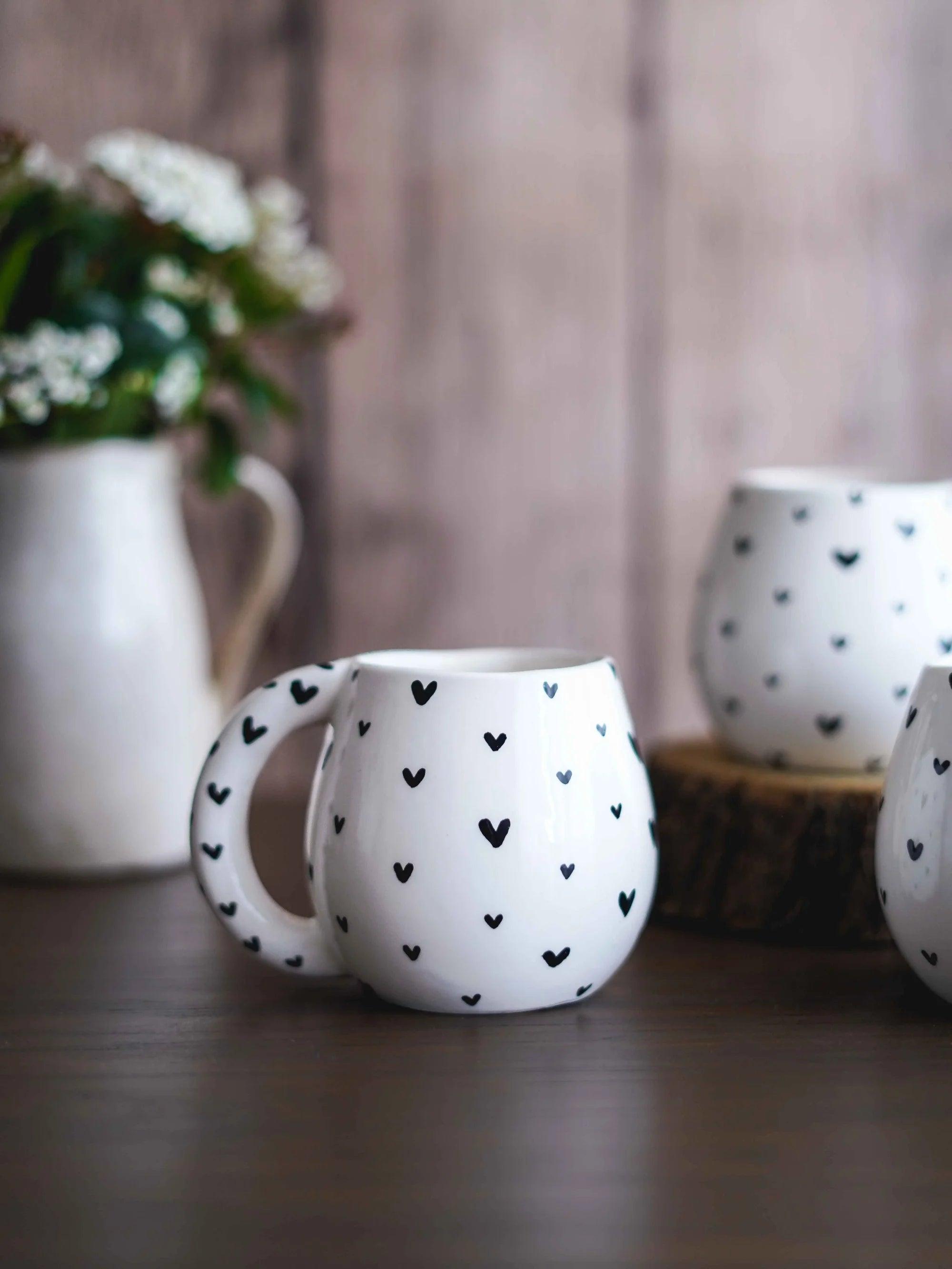 CerAmor Canecas Ceramica - Caneca em ceramica branca com corações pretos