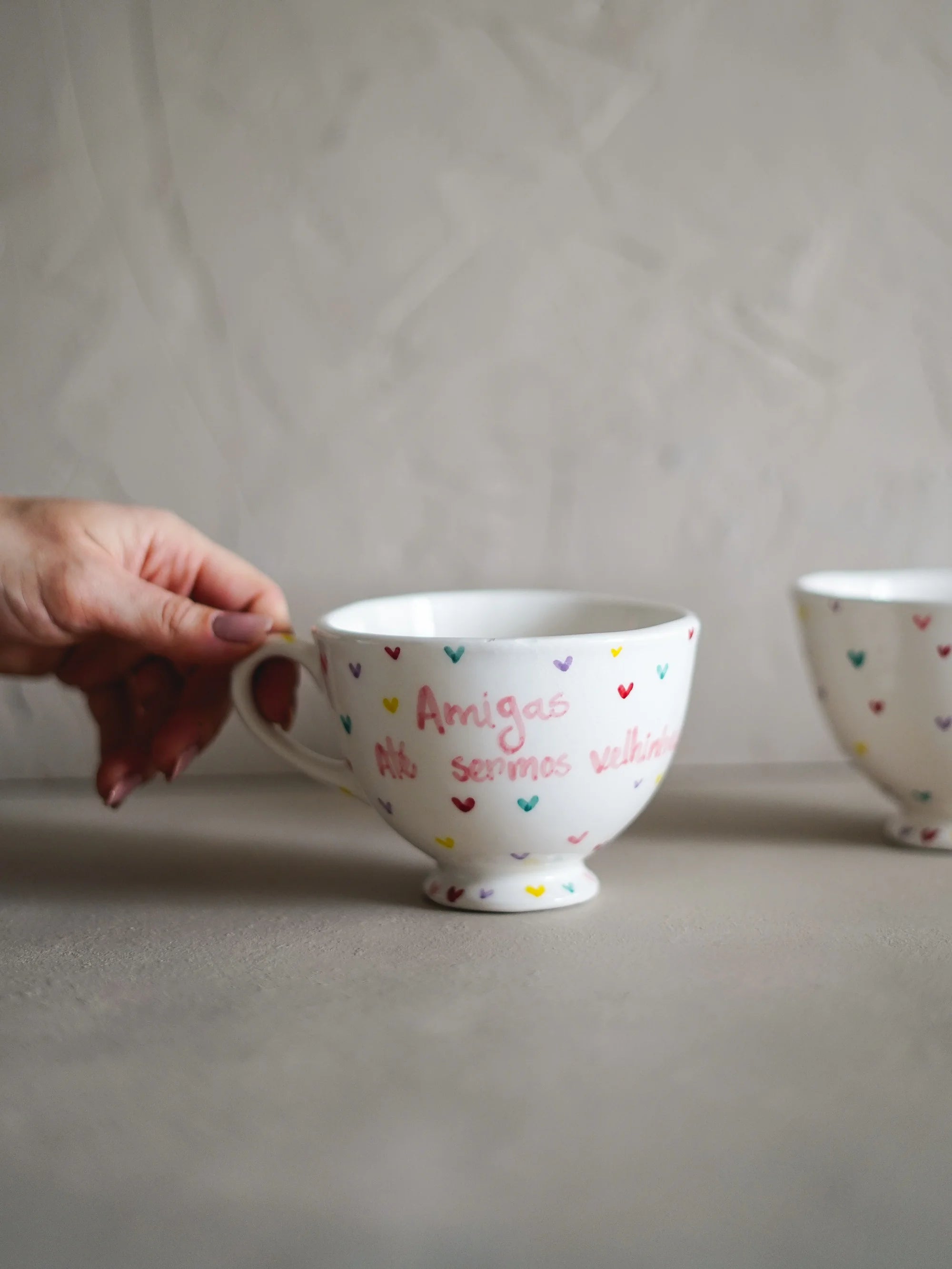 CerAmor Chávenas de Chá - Chávena de chá em ceramica portuguesa com a frase "Amigas até sermos vehinhas"