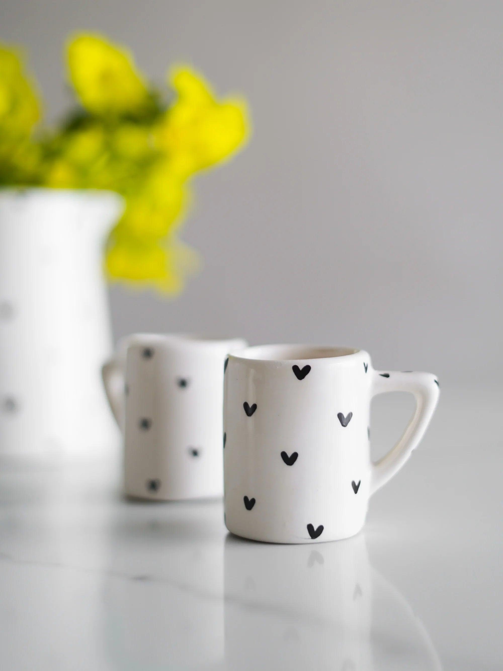 CerAmor Chávenas de Café - Conjunto de duas chávenas de café em ceramica portuguesa branca com corações pretos