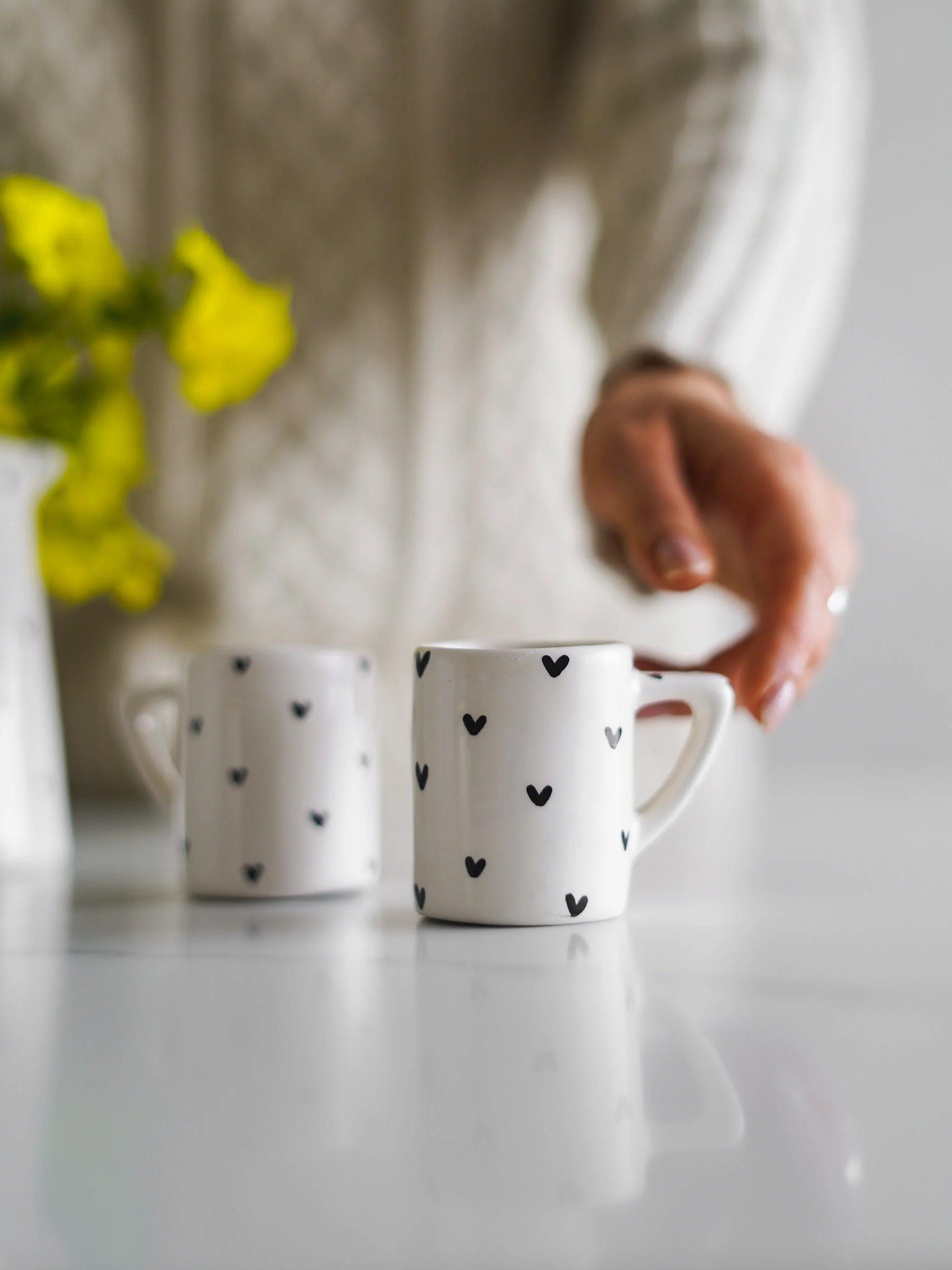 CerAmor Chávenas de Café - Conjunto de duas chávenas de café em ceramica portuguesa branca com corações pretos