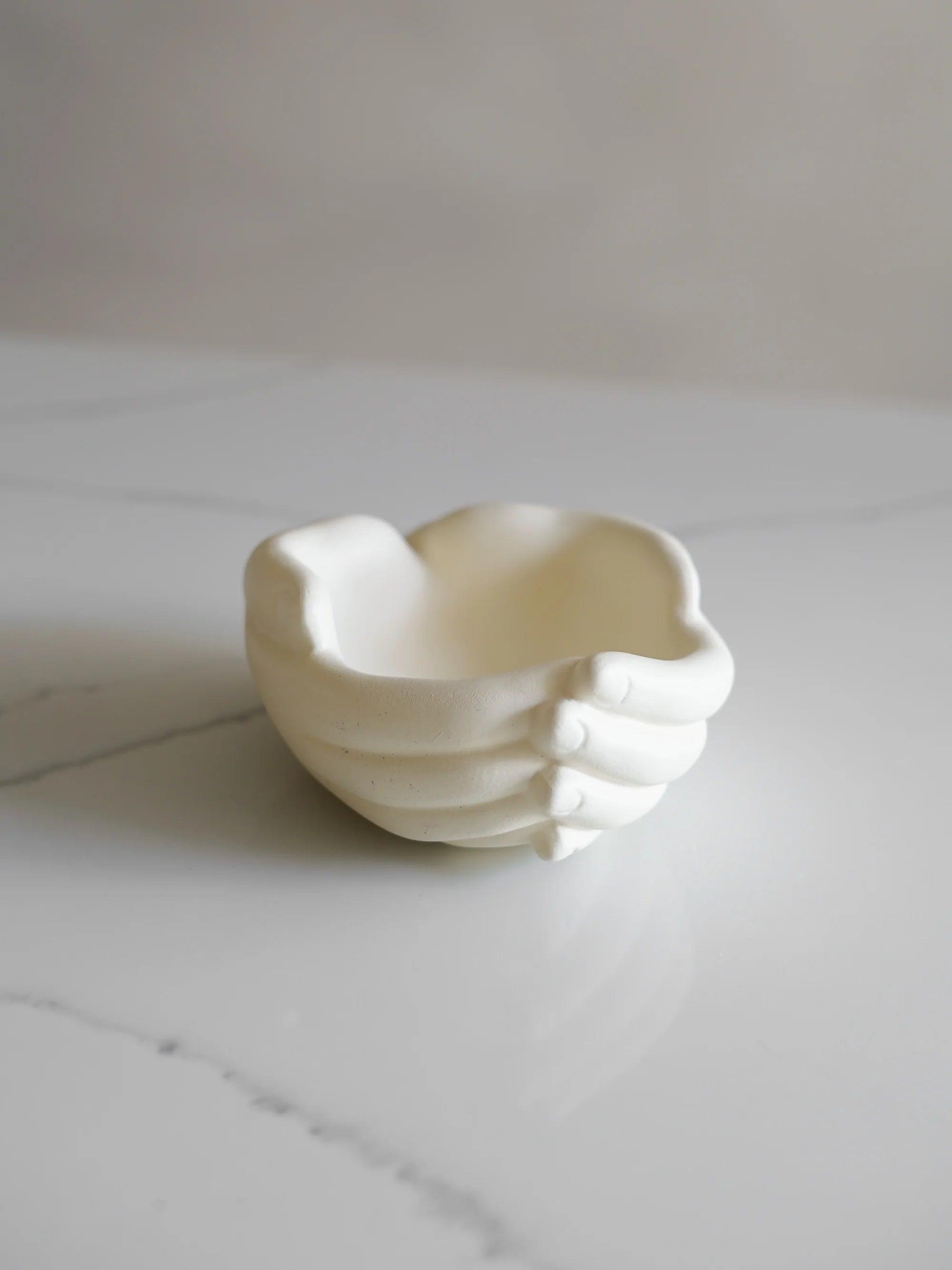 CerAmor Despeja Bolsos - Despeja bolsos ceramica na cor branca com motivo mãos