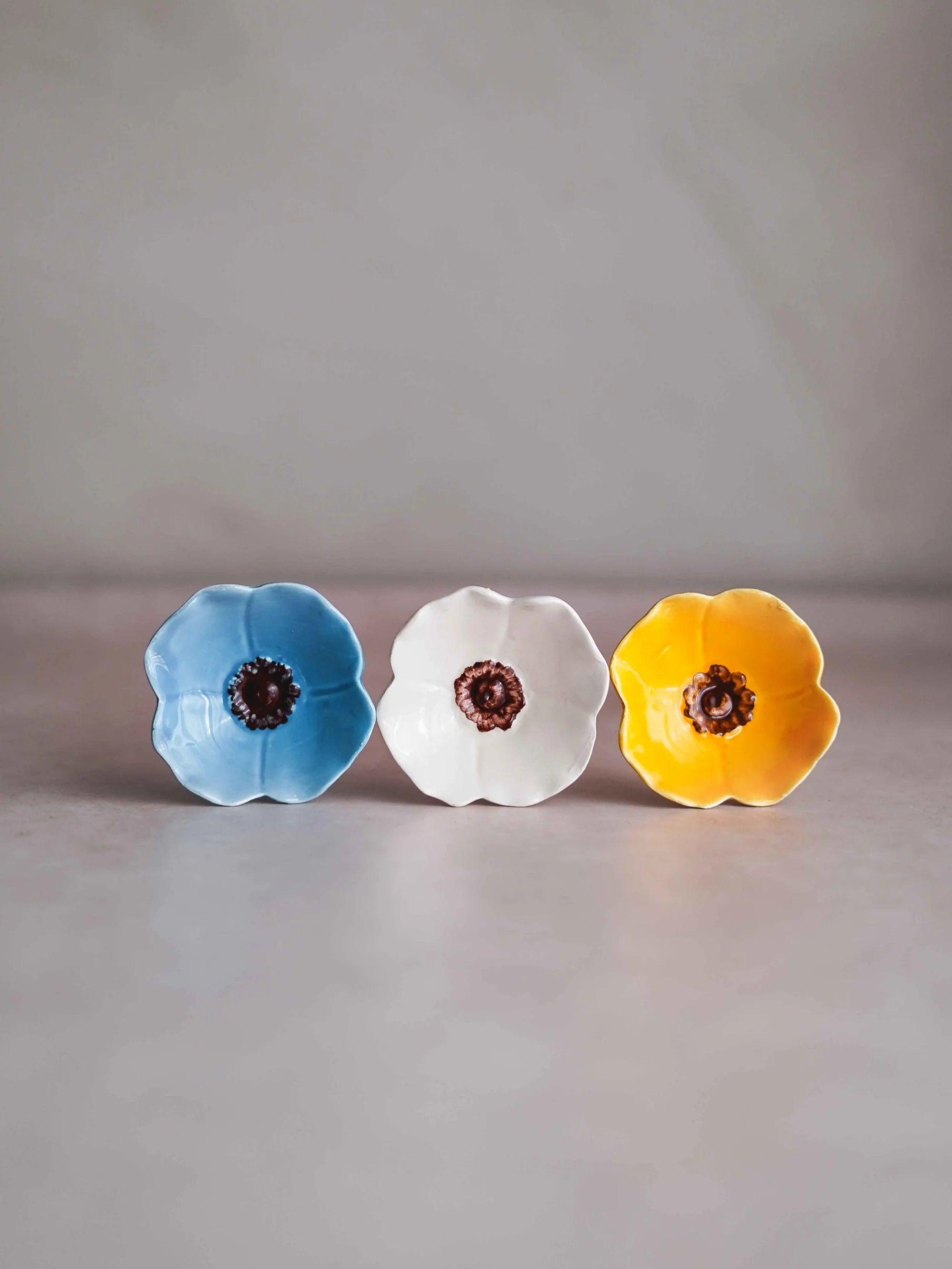 CerAmor Flores Ceramica - Flor de ceramica Papoila nas cores azul, branca e amarela