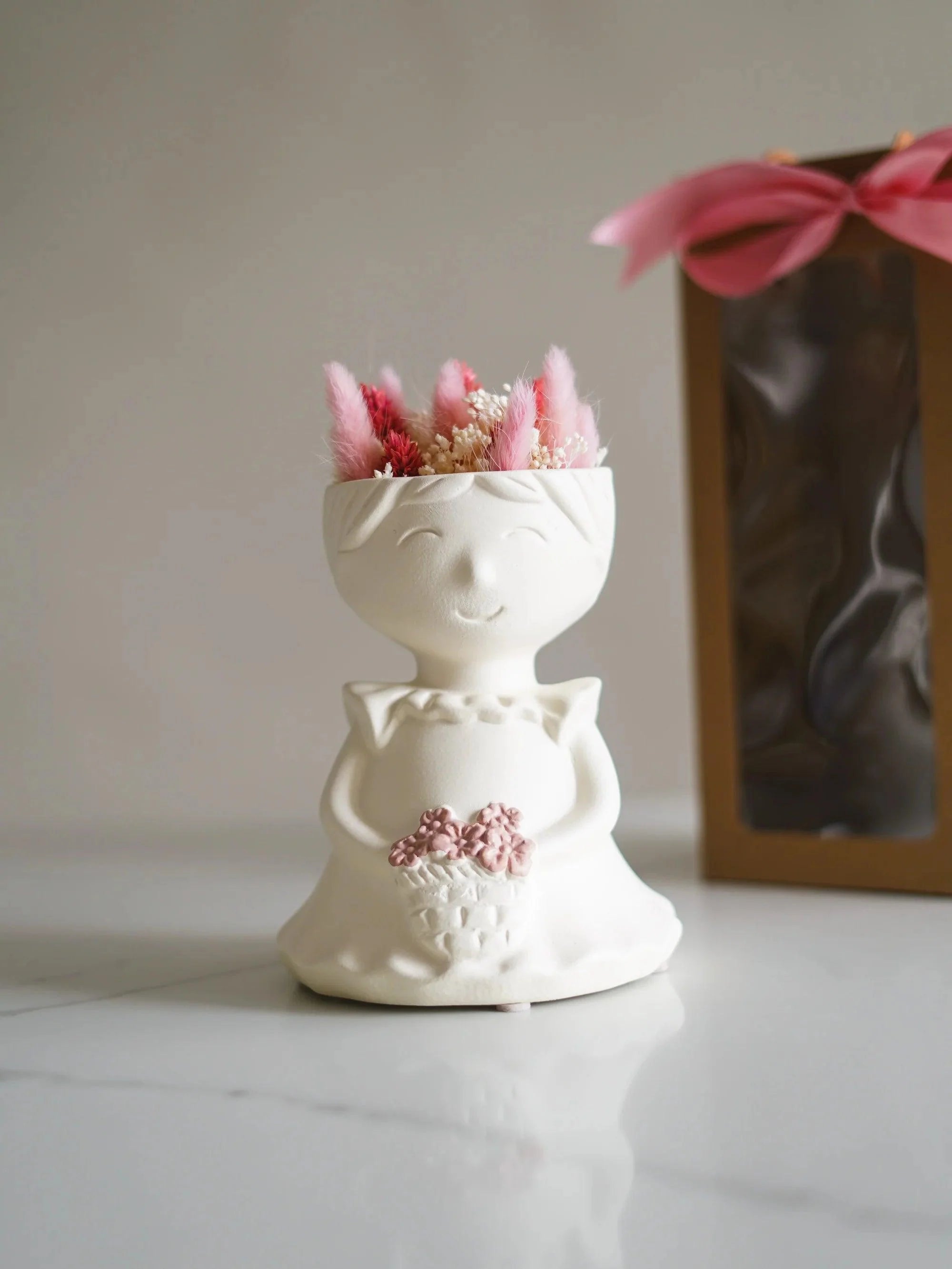CerAmor Cerâmica Jarras - Jarra flores em cerâmica portuguesa com menina e cestinha de flores