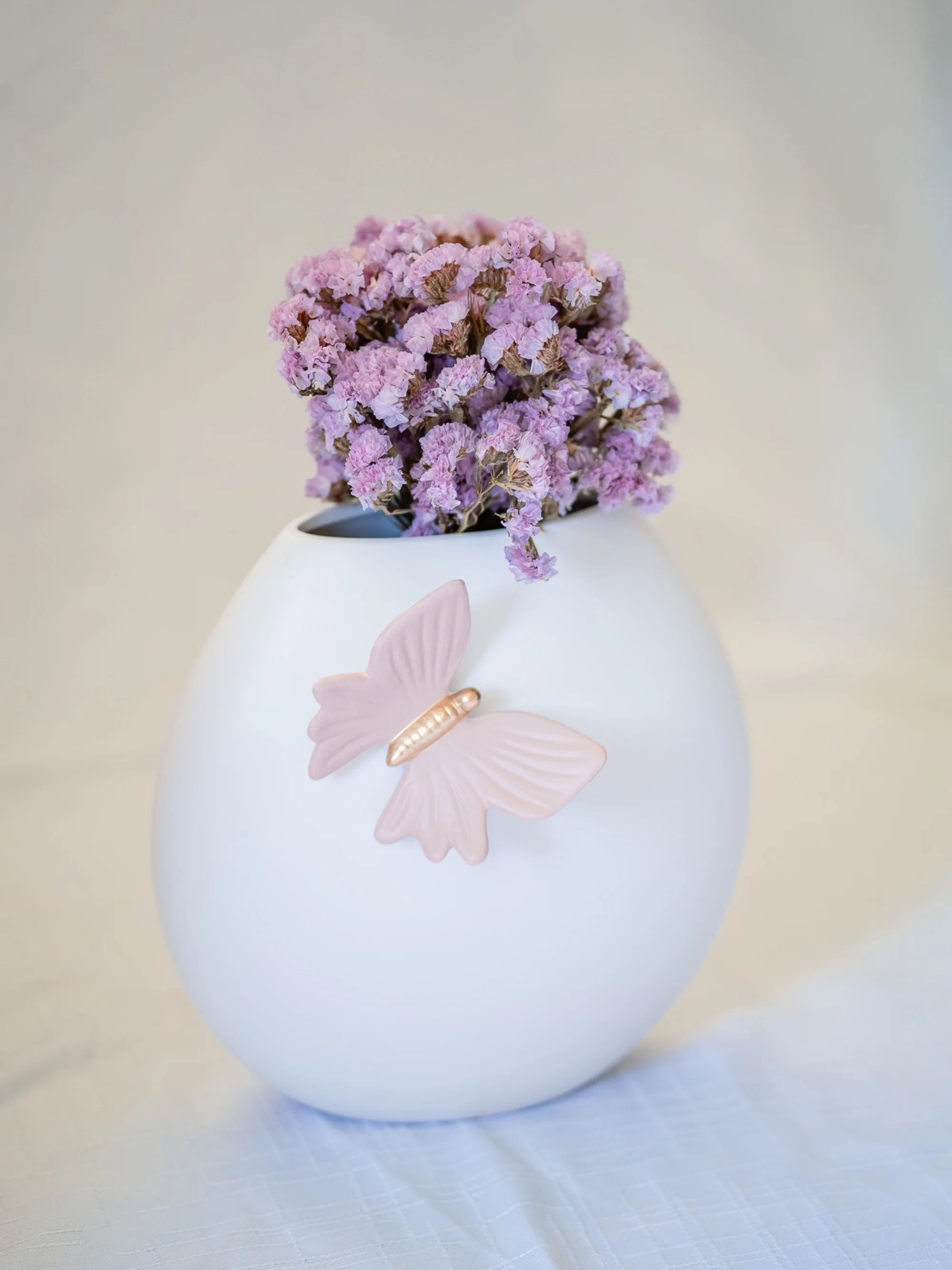 CerAmor Cerâmica Jarras - Jarra flores em cerâmica portuguesa na cor branca com motivo borboleta rosa
