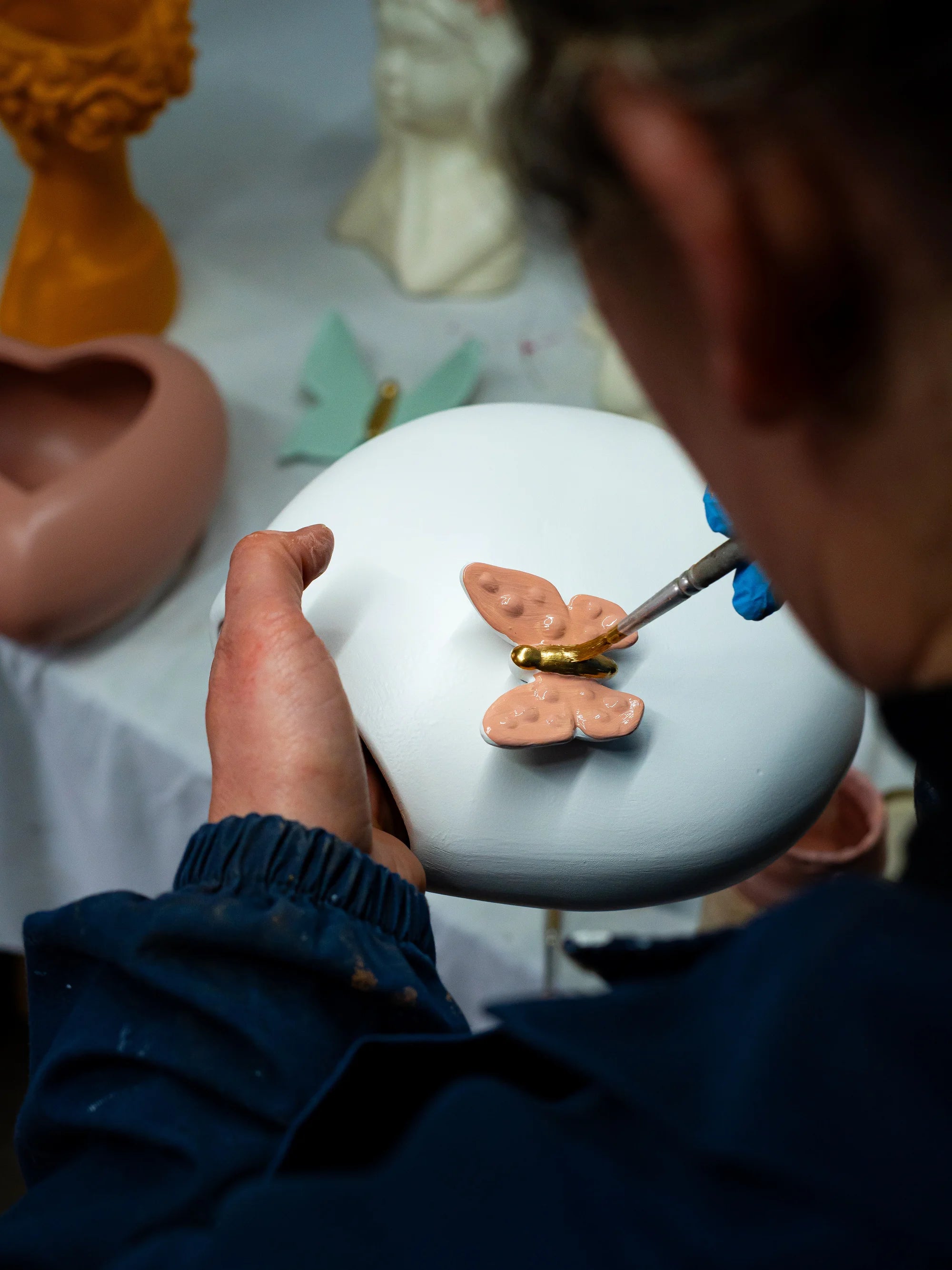 CerAmor Cerâmica Jarras - Jarra flores em cerâmica portuguesa na cor branca com motivo borboleta rosa a ser pintada à mão