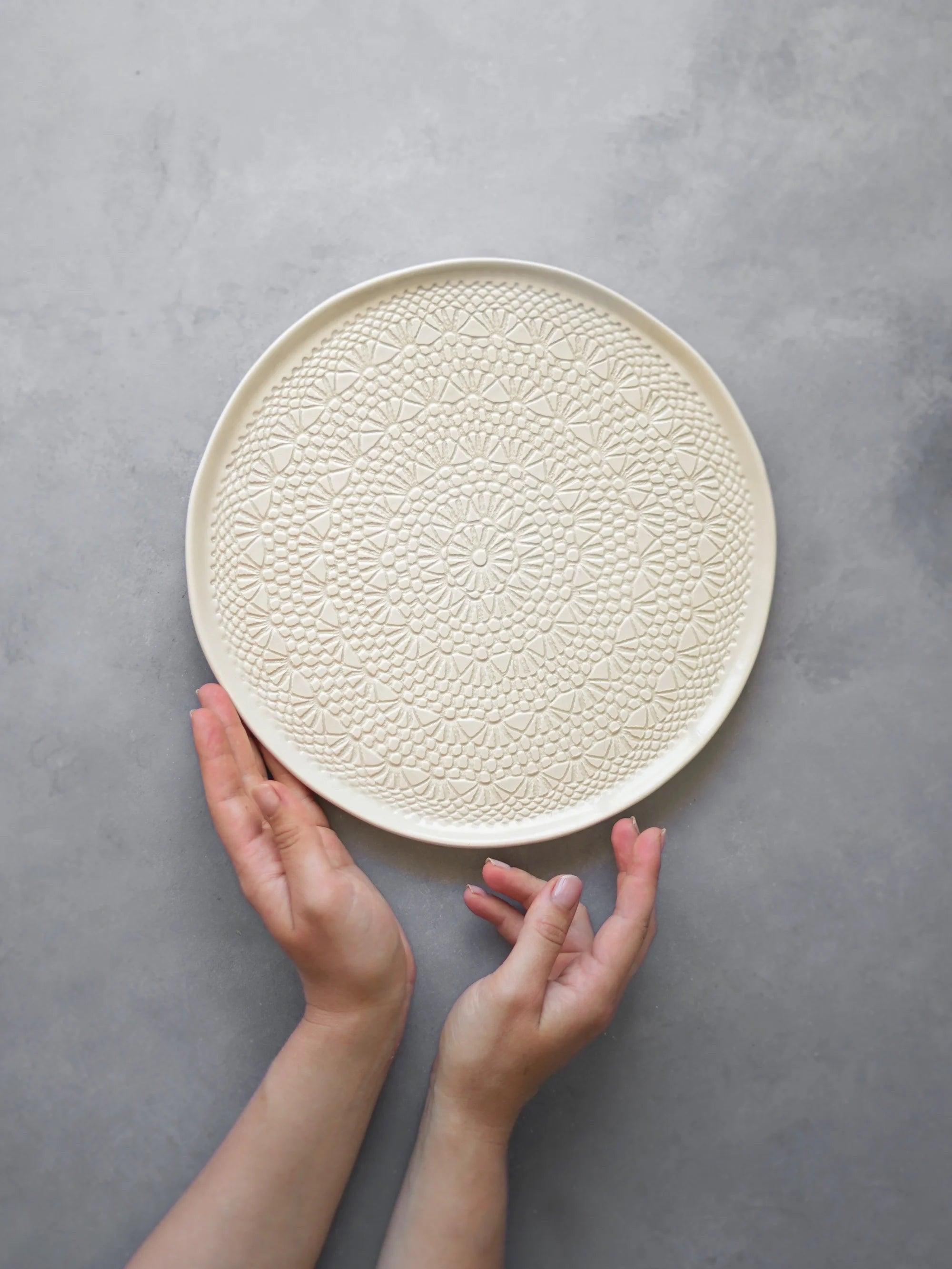 CerAmor Pratos Ceramica - Prato para bolo em cerâmica na cor branca com motivo croché