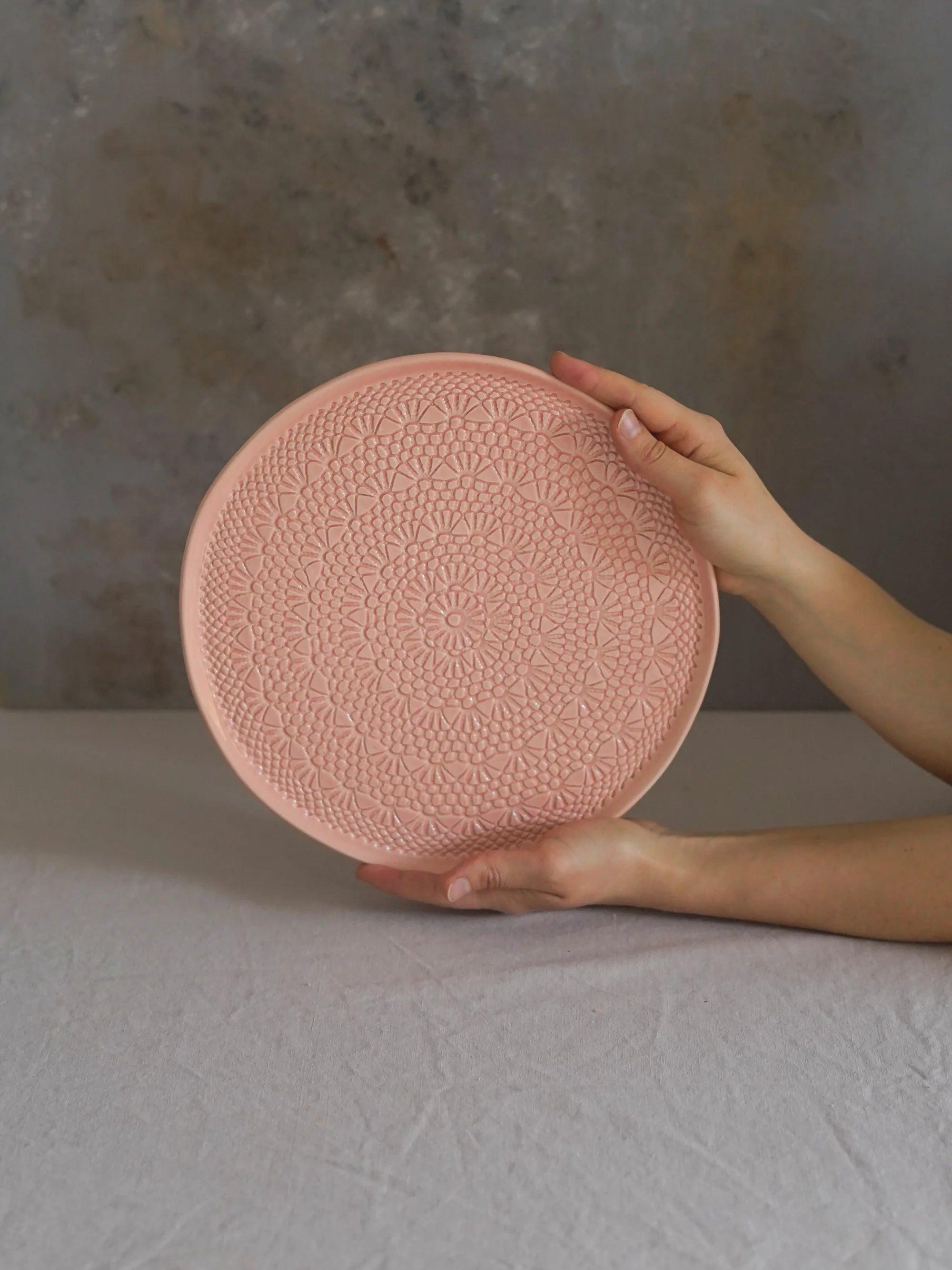 CerAmor Pratos Ceramica - Prato para bolo em cerâmica cor de rosa com motivo croché