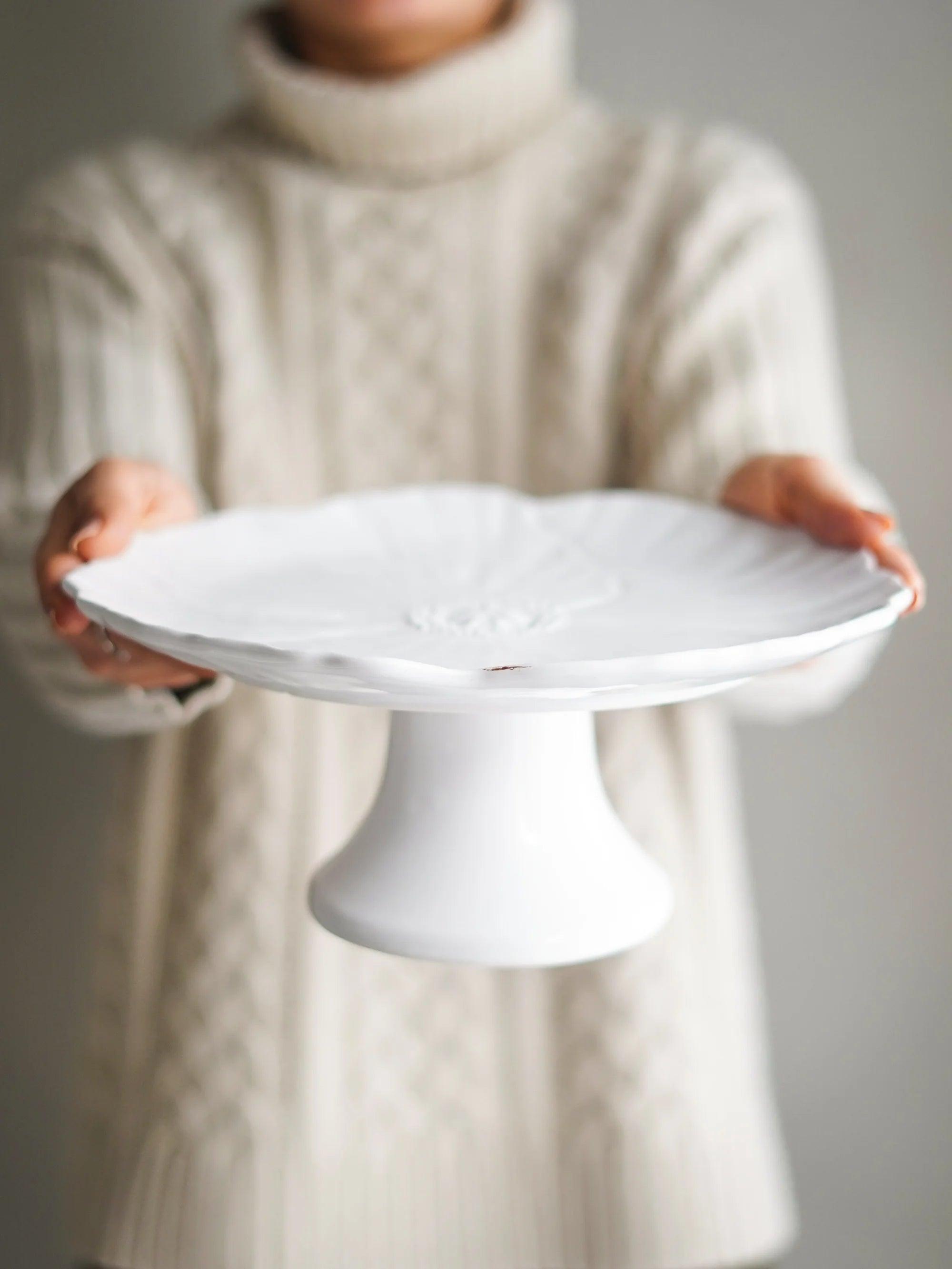 CerAmor Pratos Ceramica - Prato para bolo com pé em cerâmica na cor branca com motivo papoila