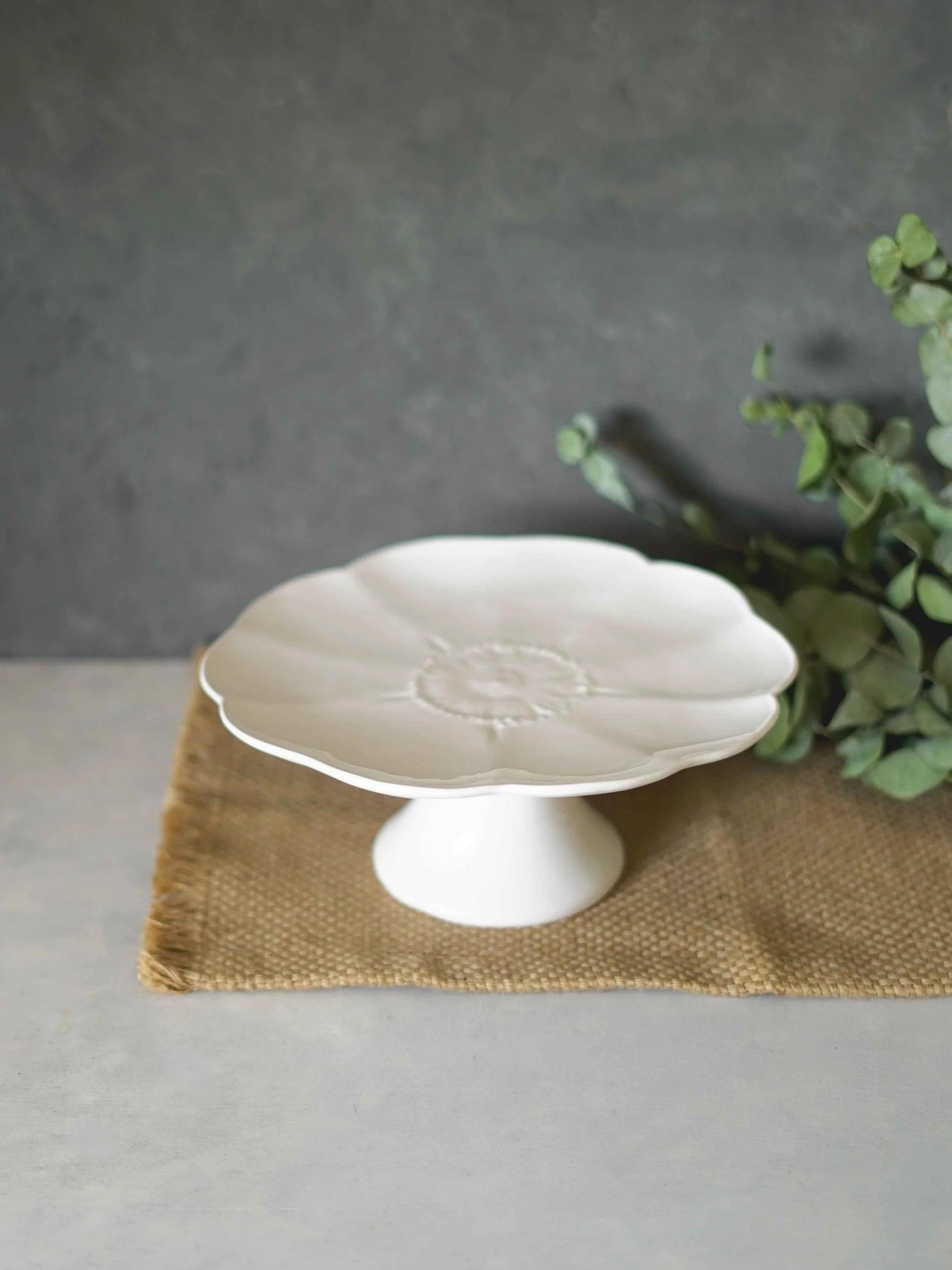 CerAmor Pratos Ceramica - Prato para bolo com pé em cerâmica na cor branca com motivo flor