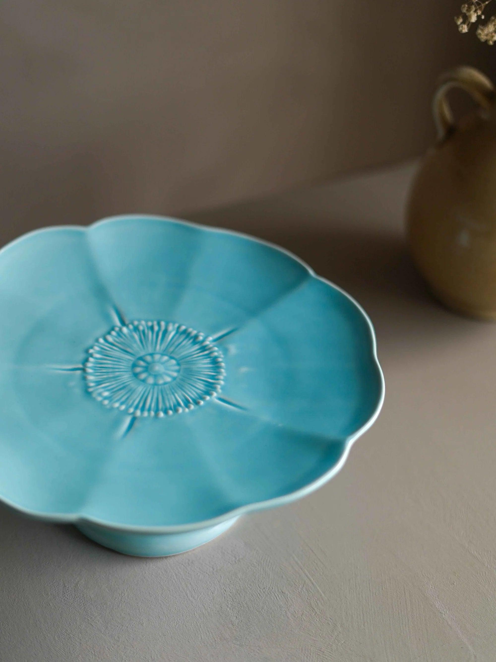 CerAmor Pratos Ceramica - Prato para bolo com pé em cerâmica na cor azul com motivo flor