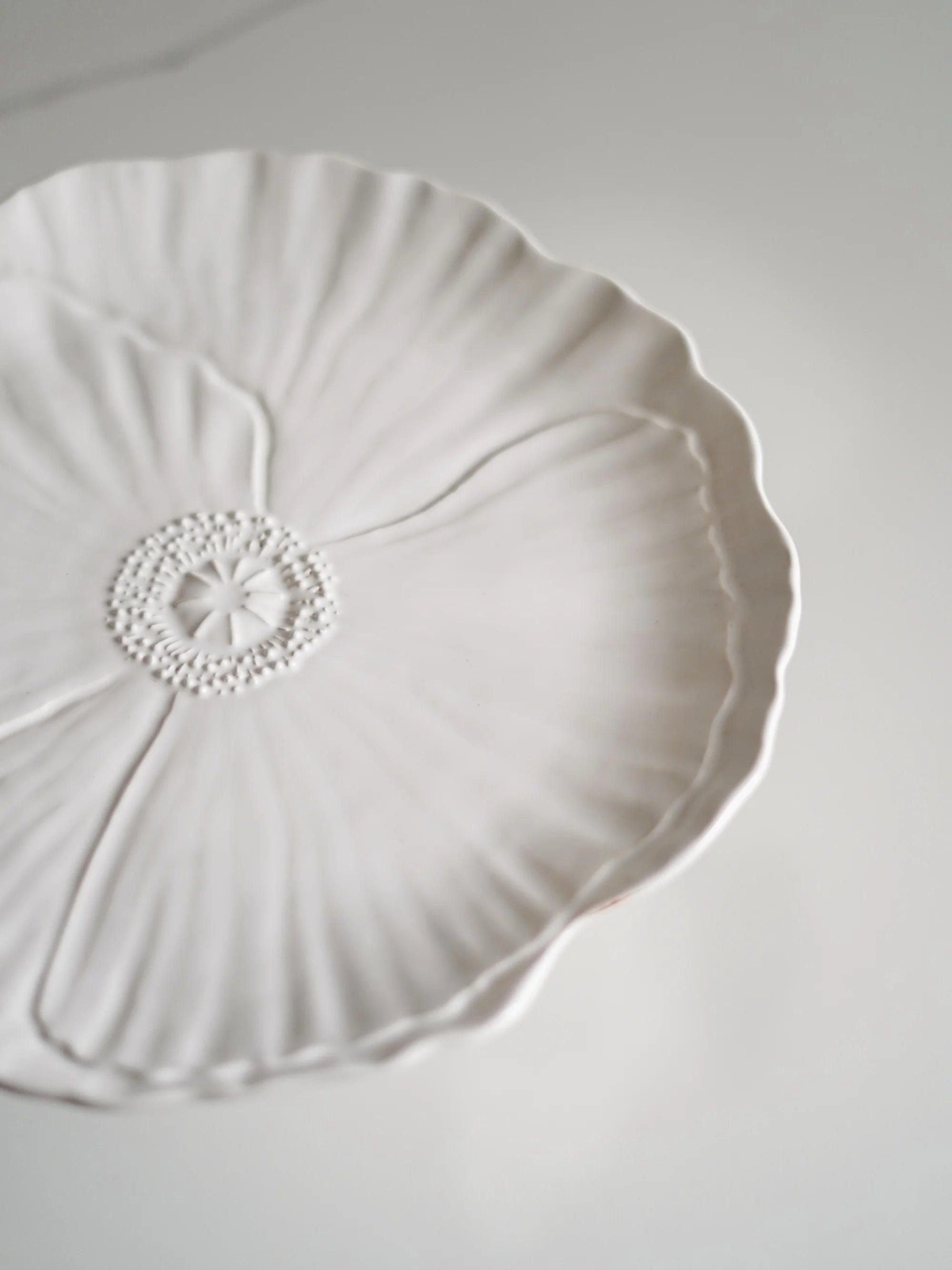 CerAmor Pratos Ceramica - Prato para bolo com pé em cerâmica na cor branca com motivo papoila