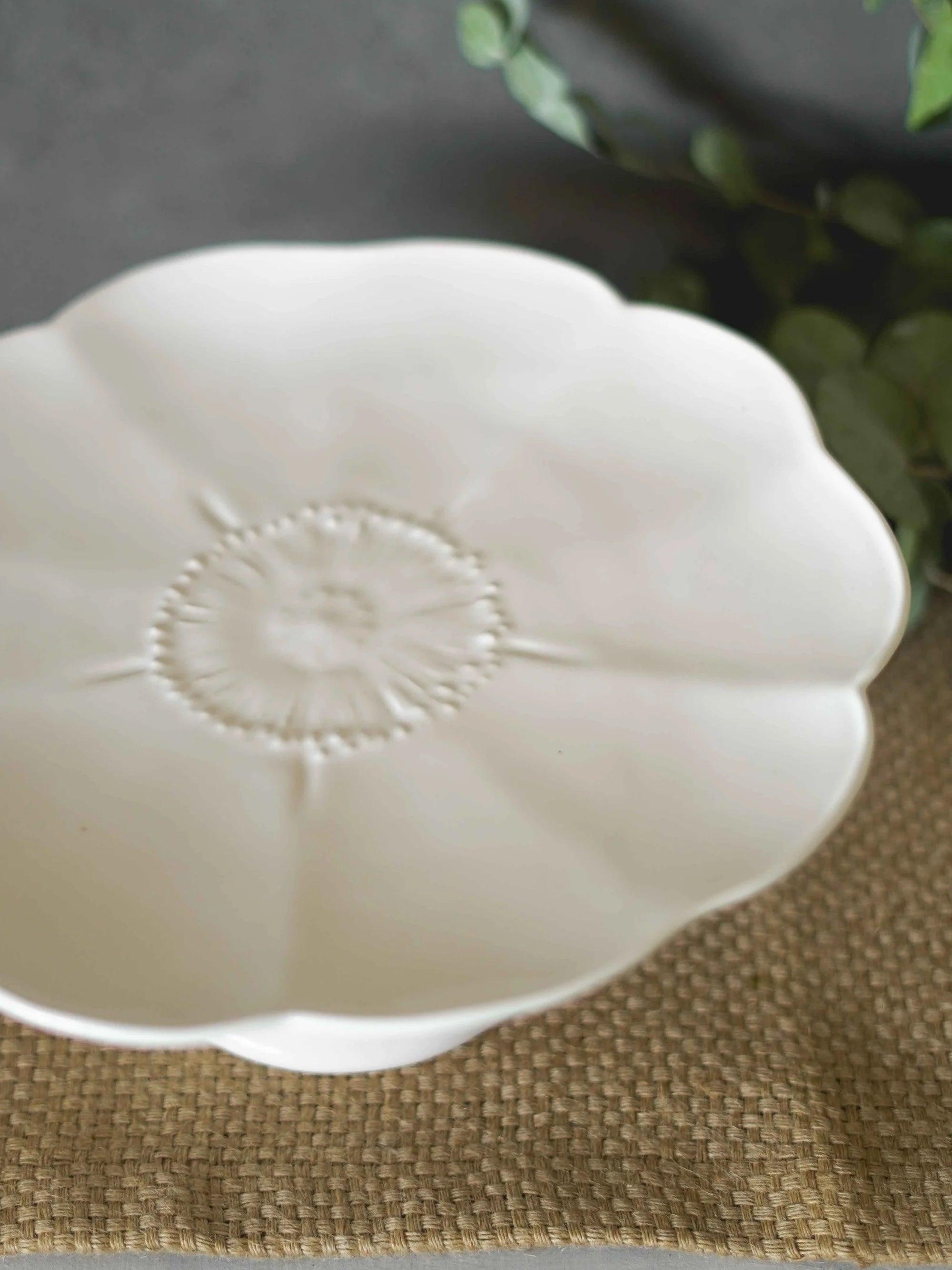 CerAmor Pratos Ceramica - Prato para bolo com pé em cerâmica na cor branca com motivo flor