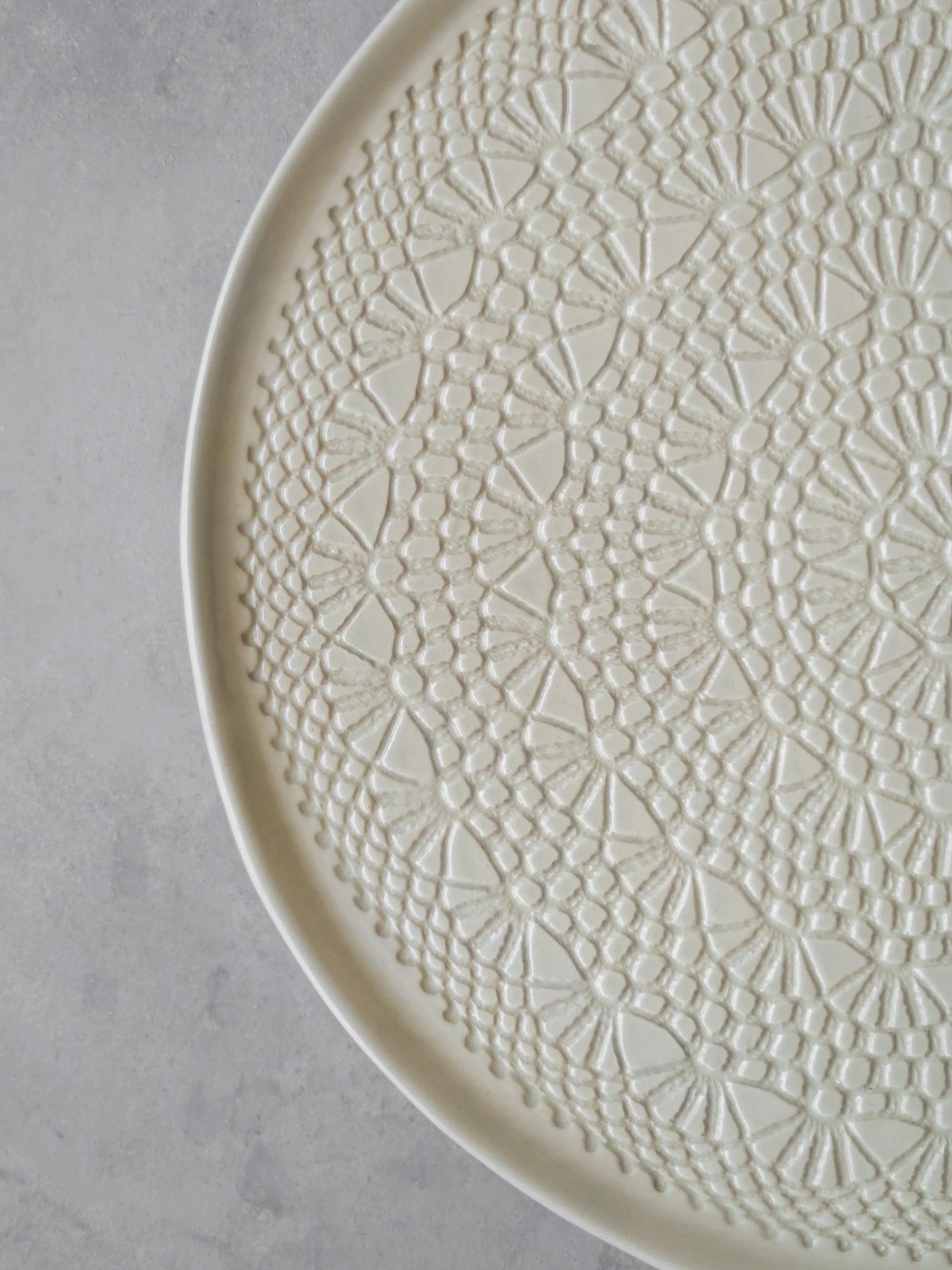 CerAmor Pratos Ceramica - Prato para bolo em cerâmica na cor areia com motivo croché