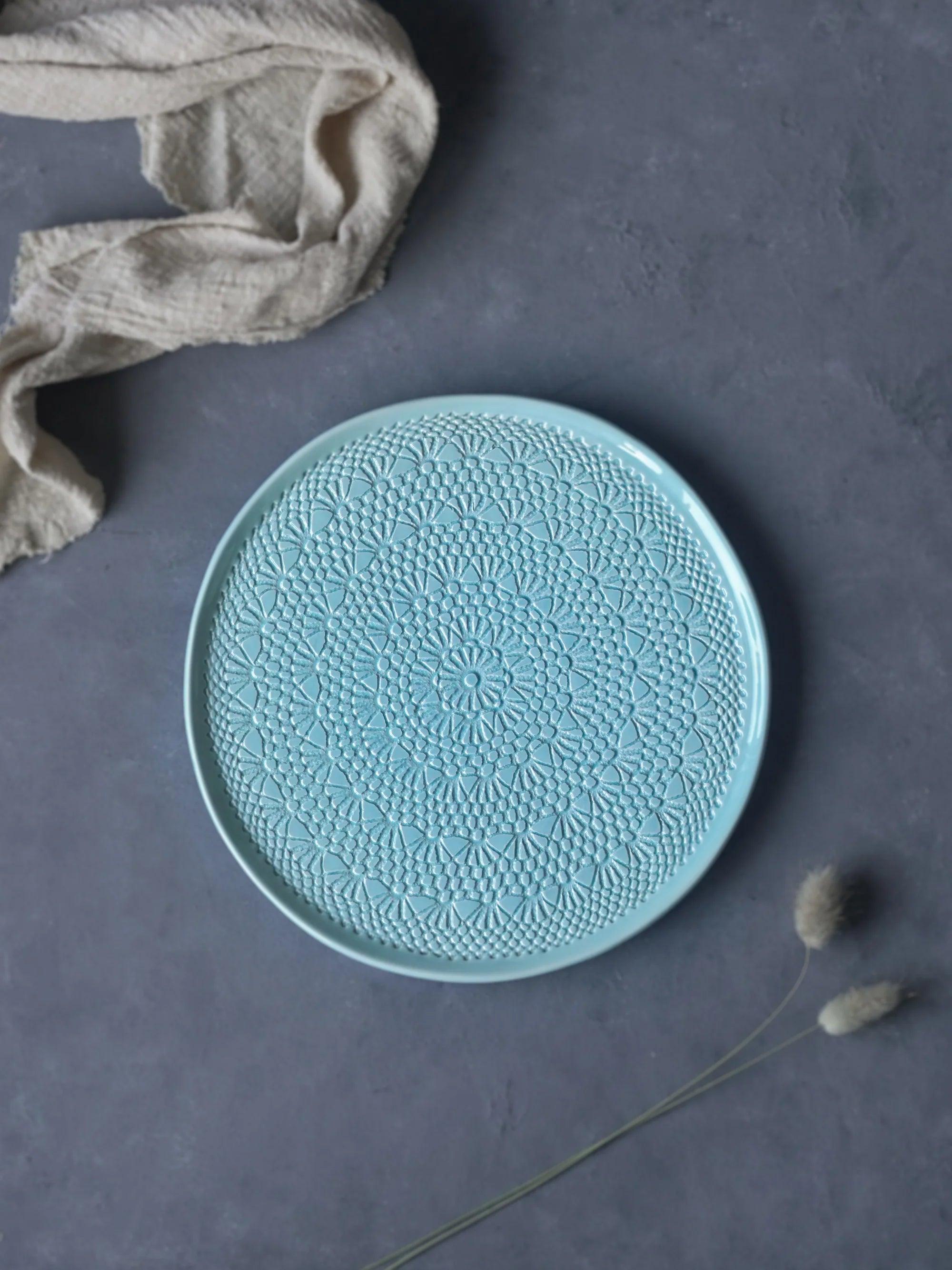 CerAmor Pratos Ceramica - Prato para bolo em cerâmica na cor azul bebé com motivo croché