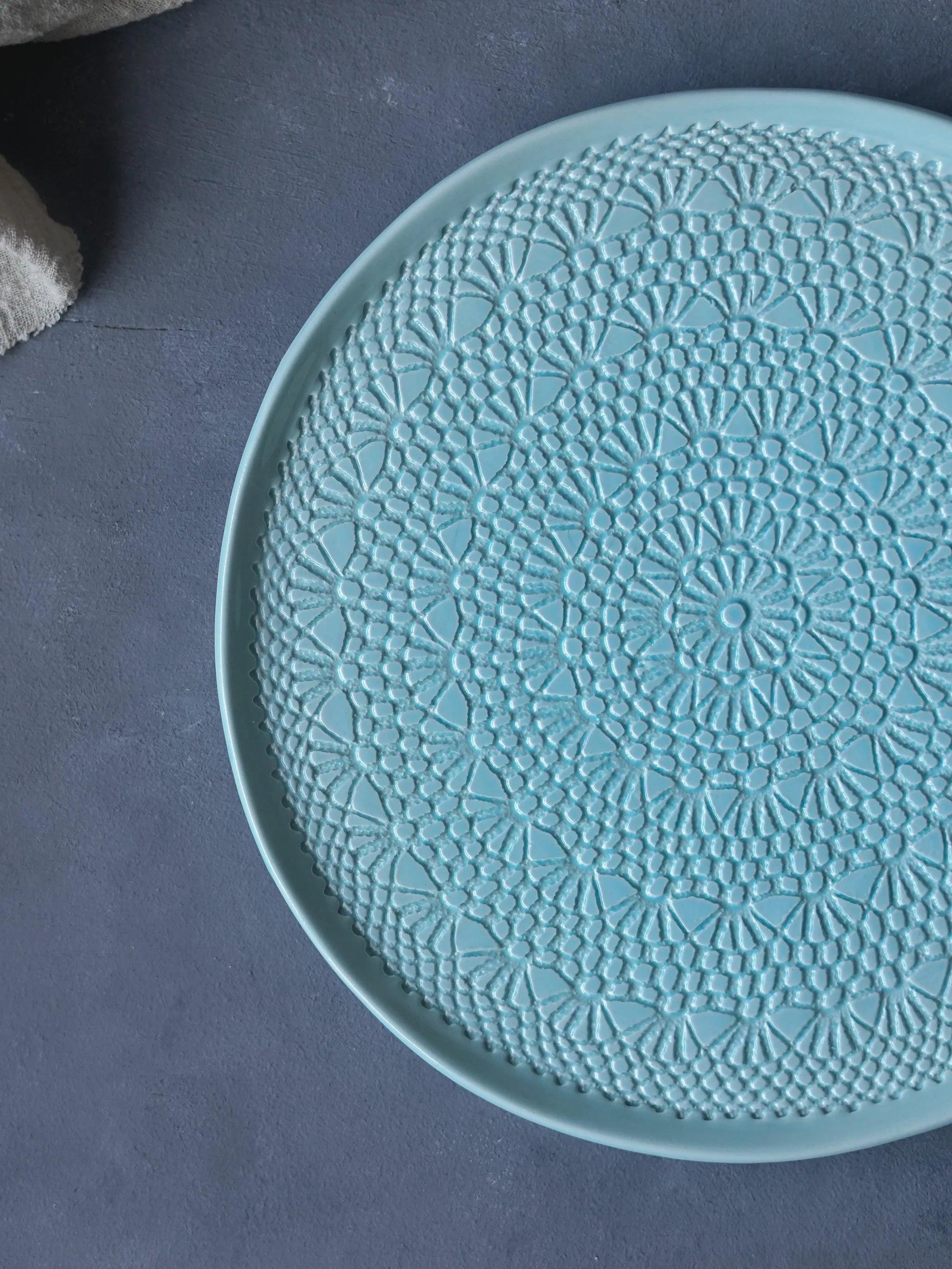 CerAmor Pratos Ceramica - Prato para bolo em cerâmica na cor azul bebé com motivo croché