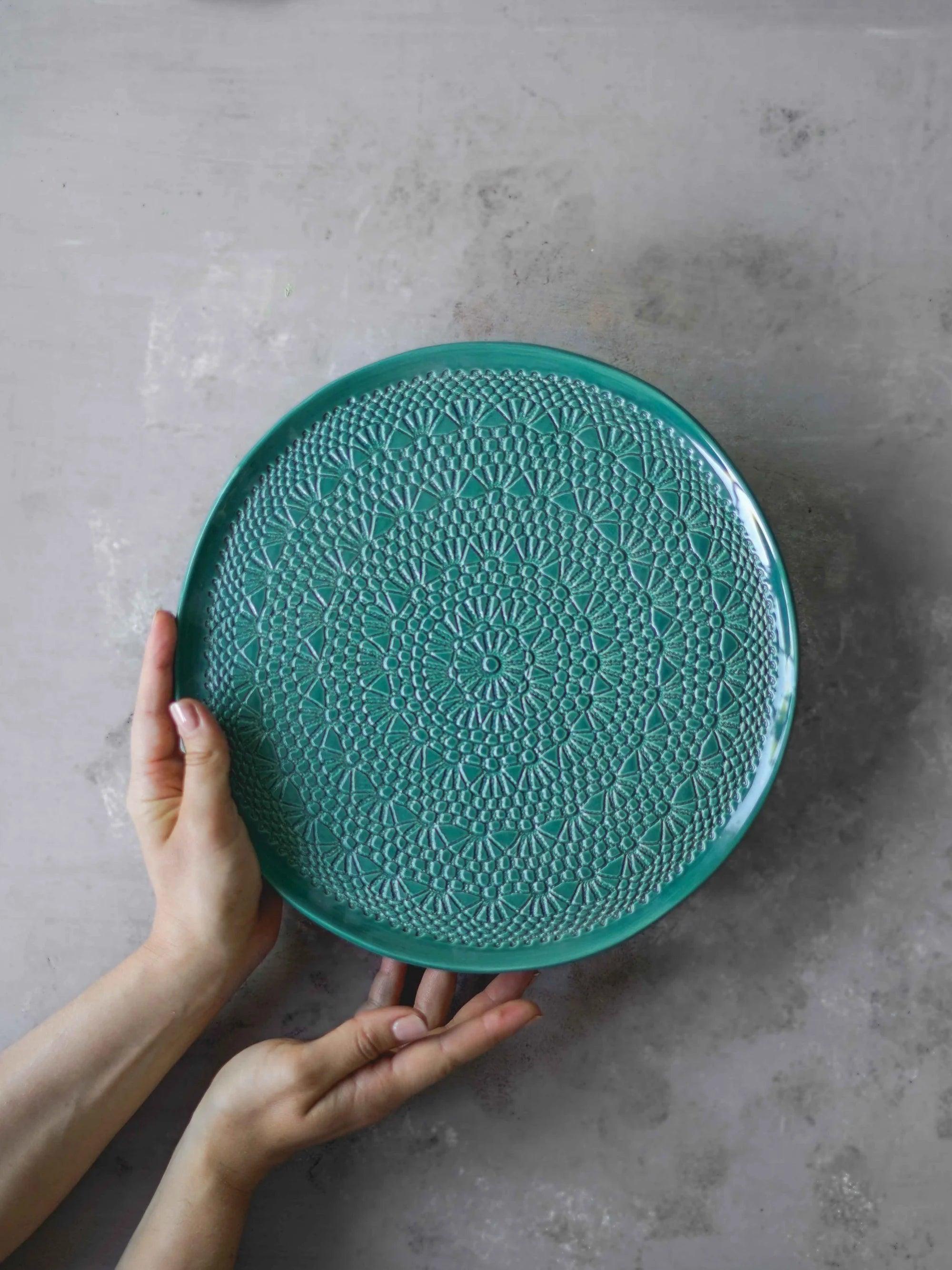 CerAmor Pratos Ceramica - Prato para bolo em cerâmica na cor azul petróleo com motivo croché