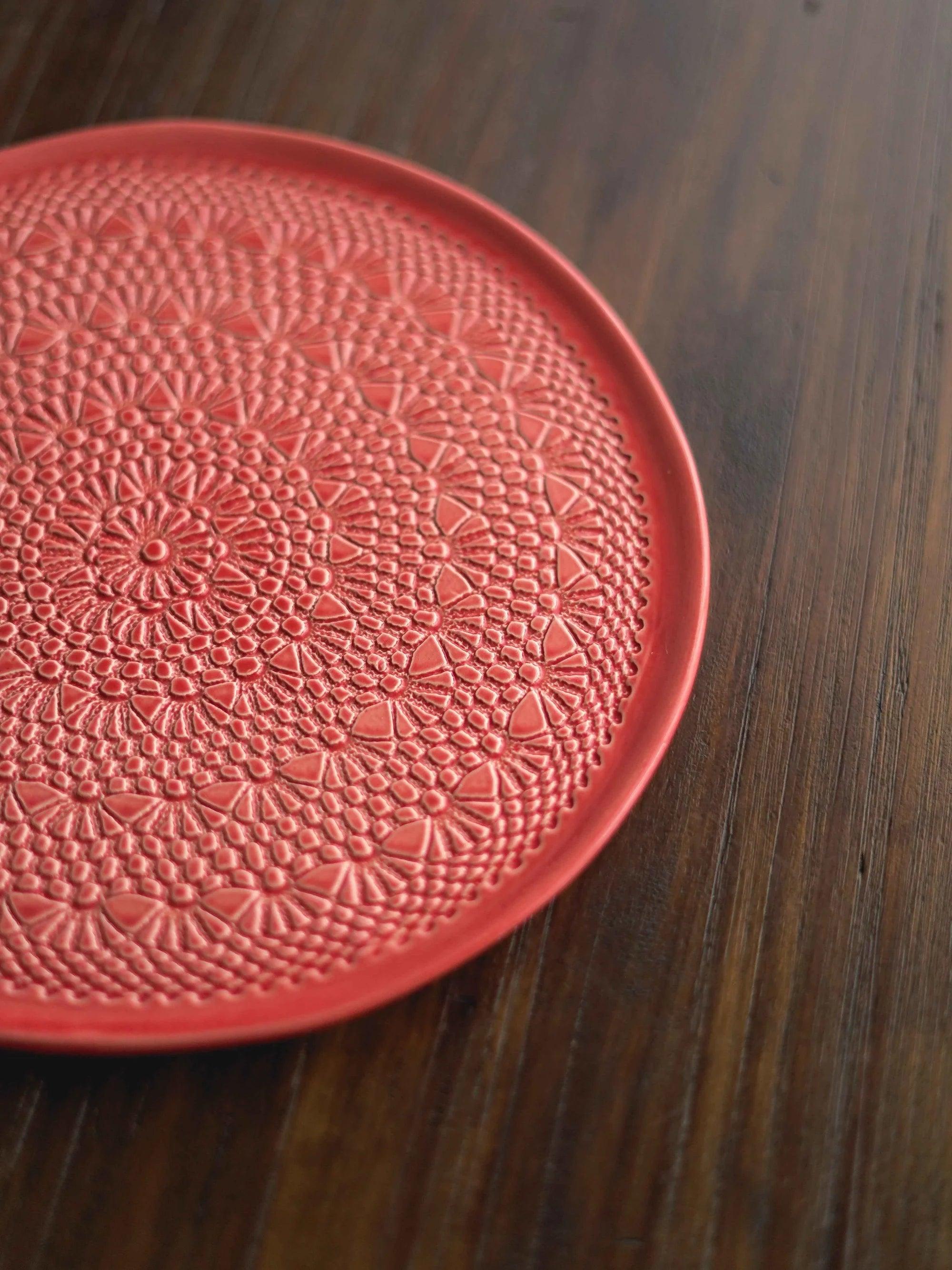 CerAmor Pratos Ceramica - Prato para bolo em cerâmica na cor bordô com motivo croché