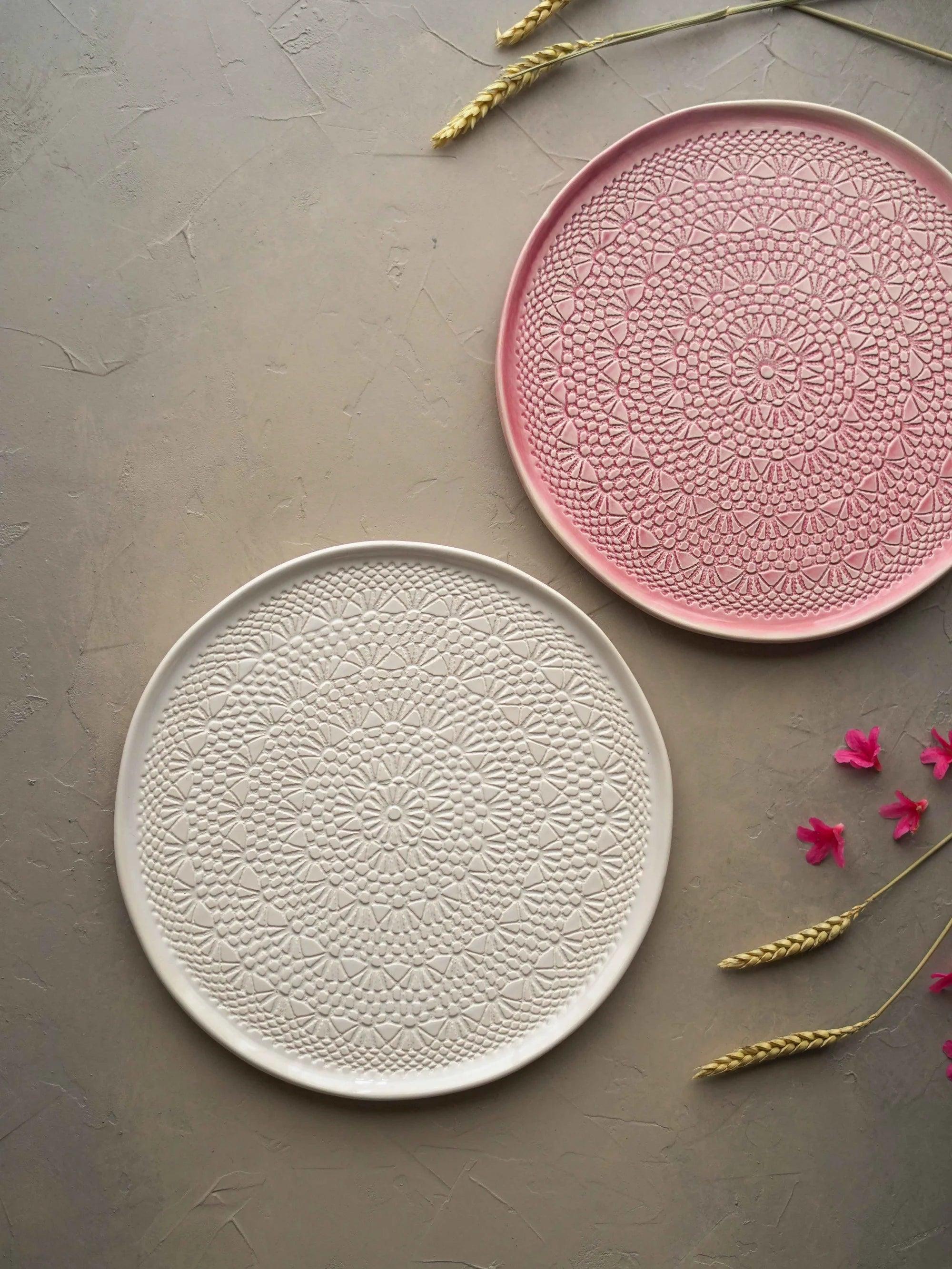 CerAmor Pratos Ceramica - Prato para bolo em cerâmica nas cores branca e rosa com motivo croché