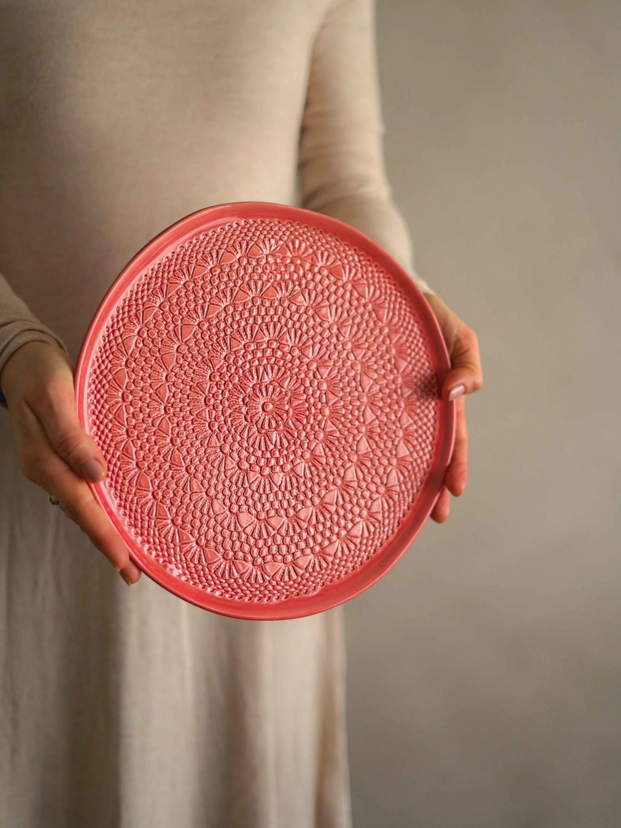 CerAmor Pratos Ceramica - Prato para bolo em cerâmica na cor bordô com motivo croché