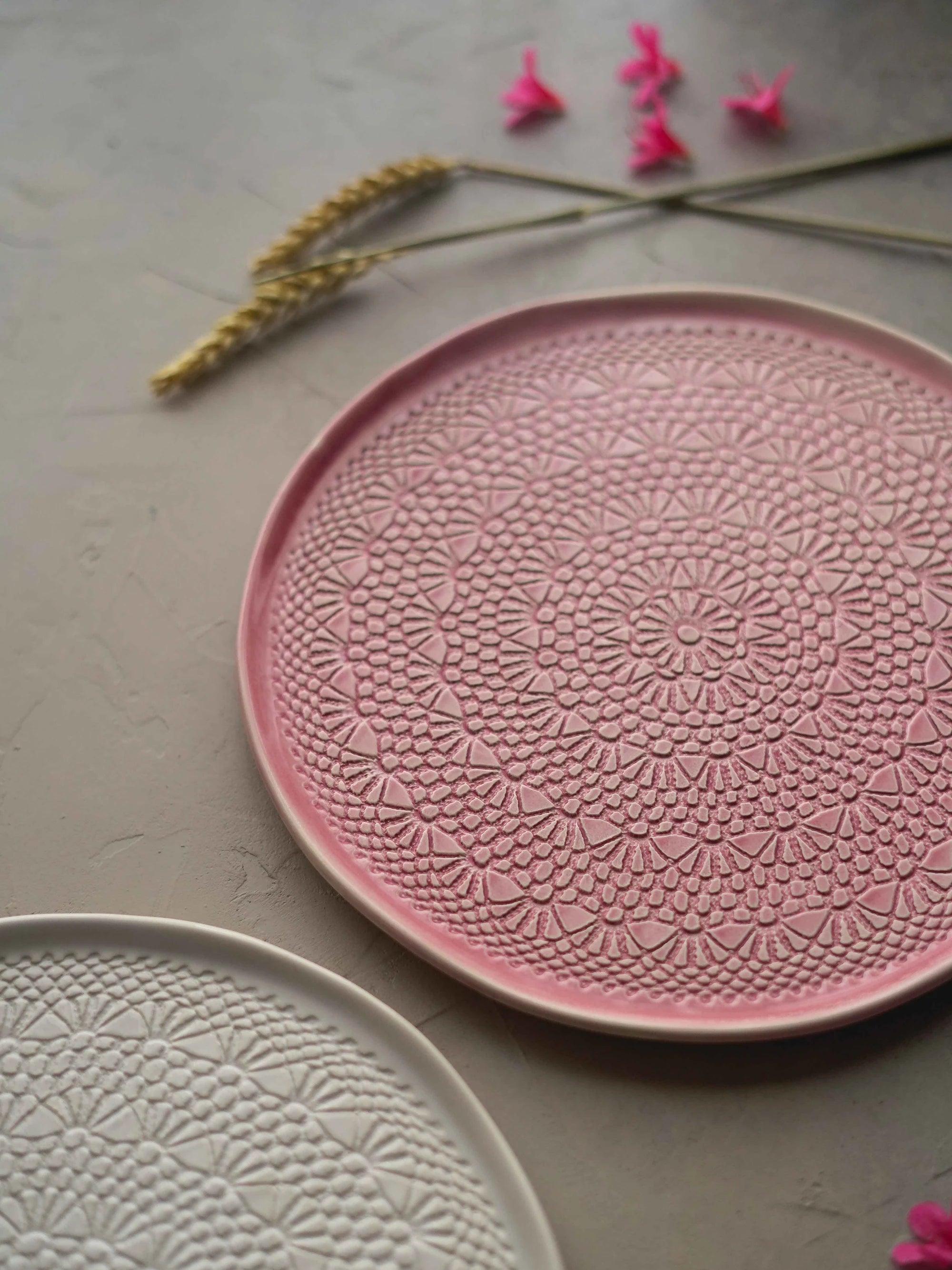 CerAmor Pratos Ceramica - Prato para bolo em cerâmica cor de rosa com motivo croché