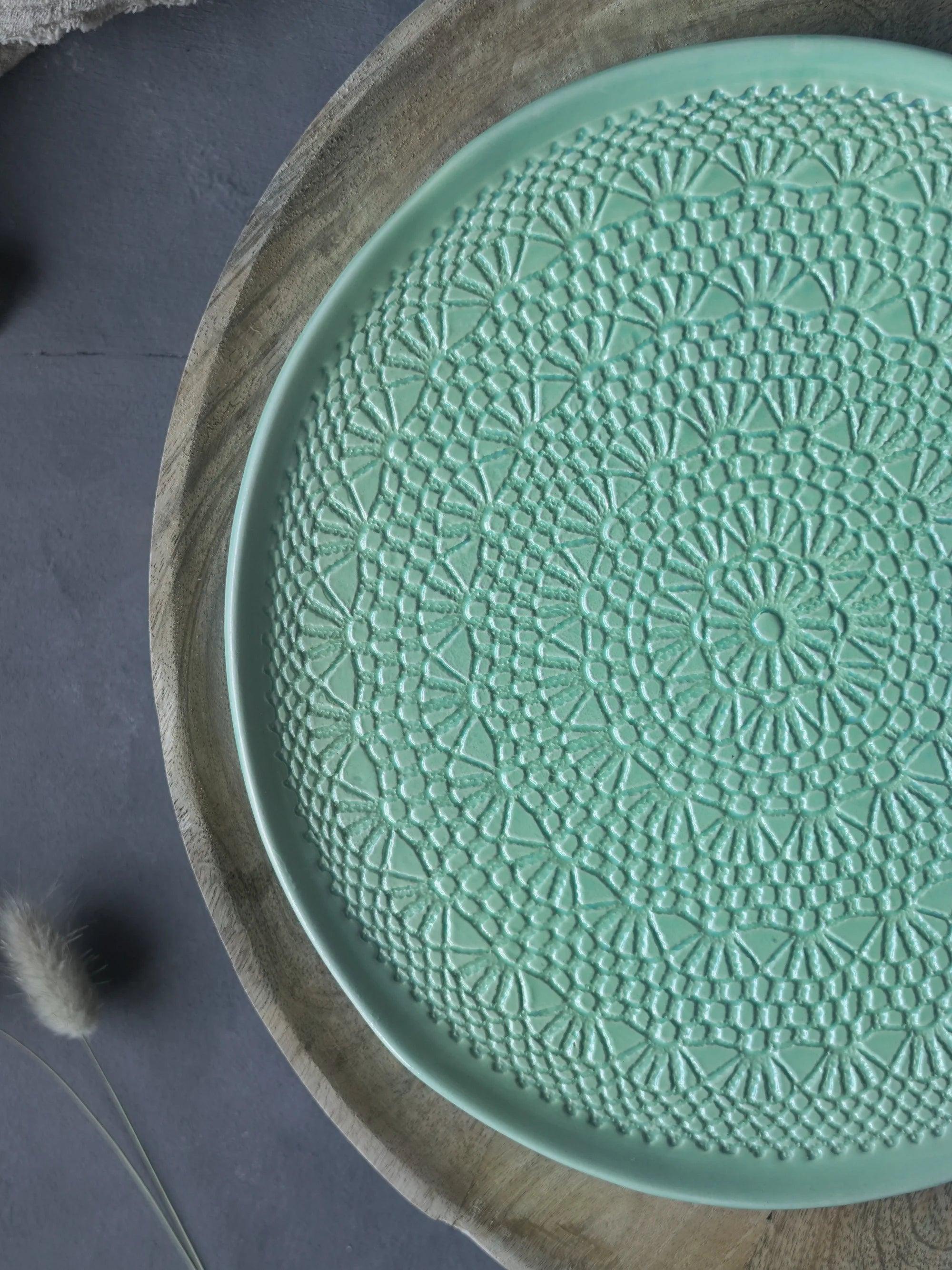 CerAmor Pratos Ceramica - Prato para bolo em cerâmica na cor verde com motivo croché