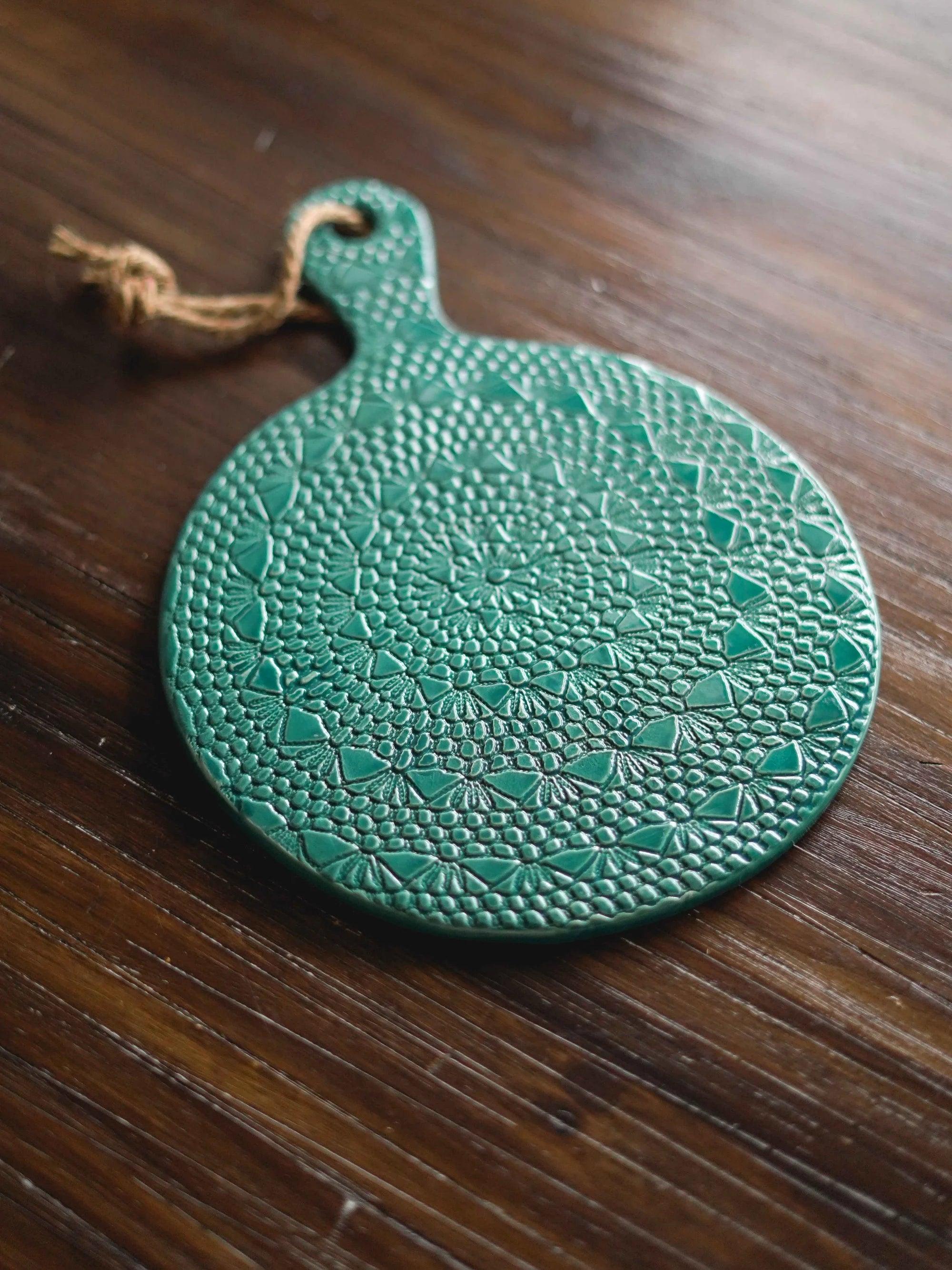 CerAmor Cerâmica Tábuas de Servir - Tábua em cerâmica redonda azul petróleo com motivo Croché