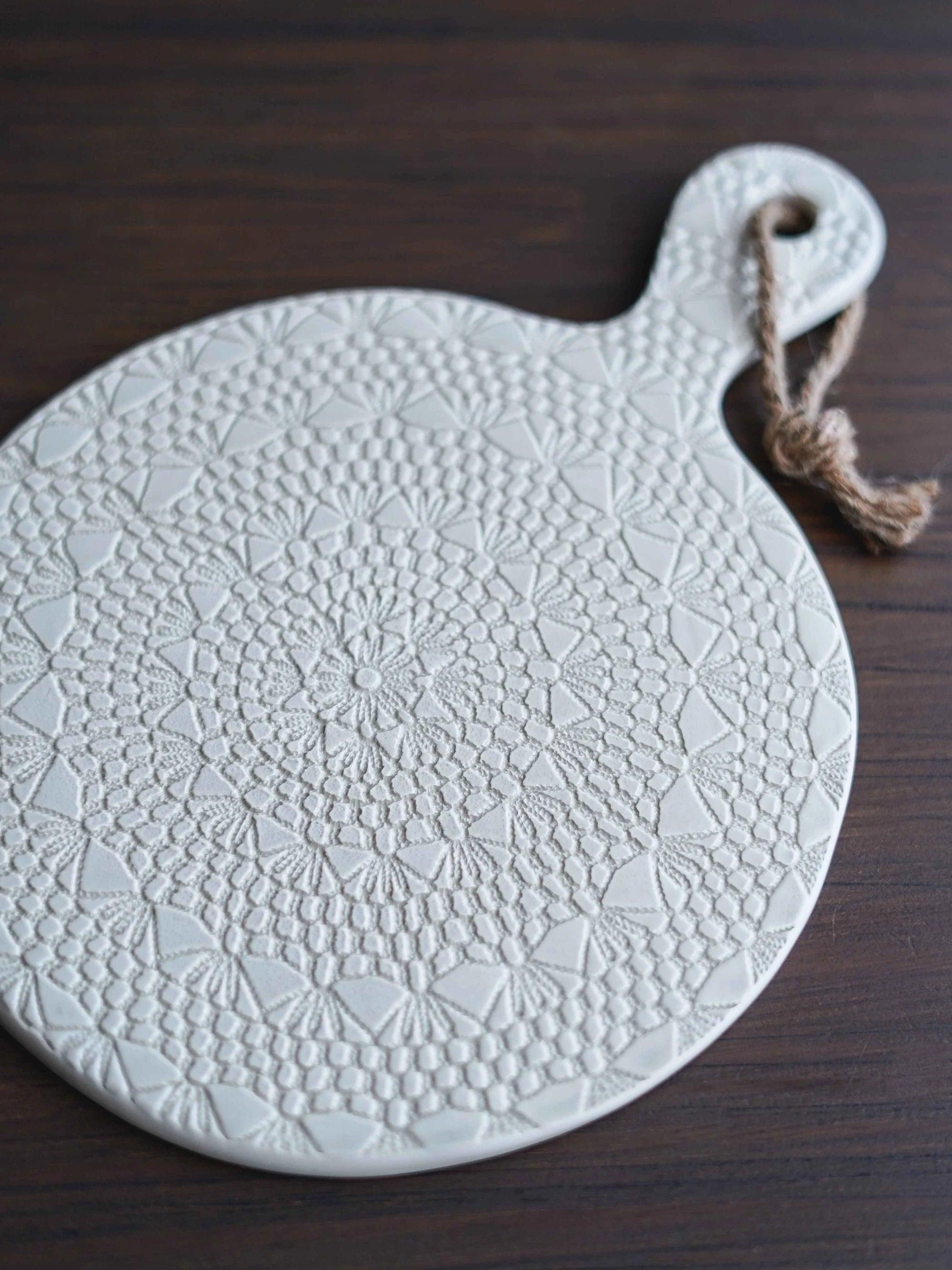 CerAmor Cerâmica Tábuas de Servir - Tábua em cerâmica redonda branca com motivo Croché