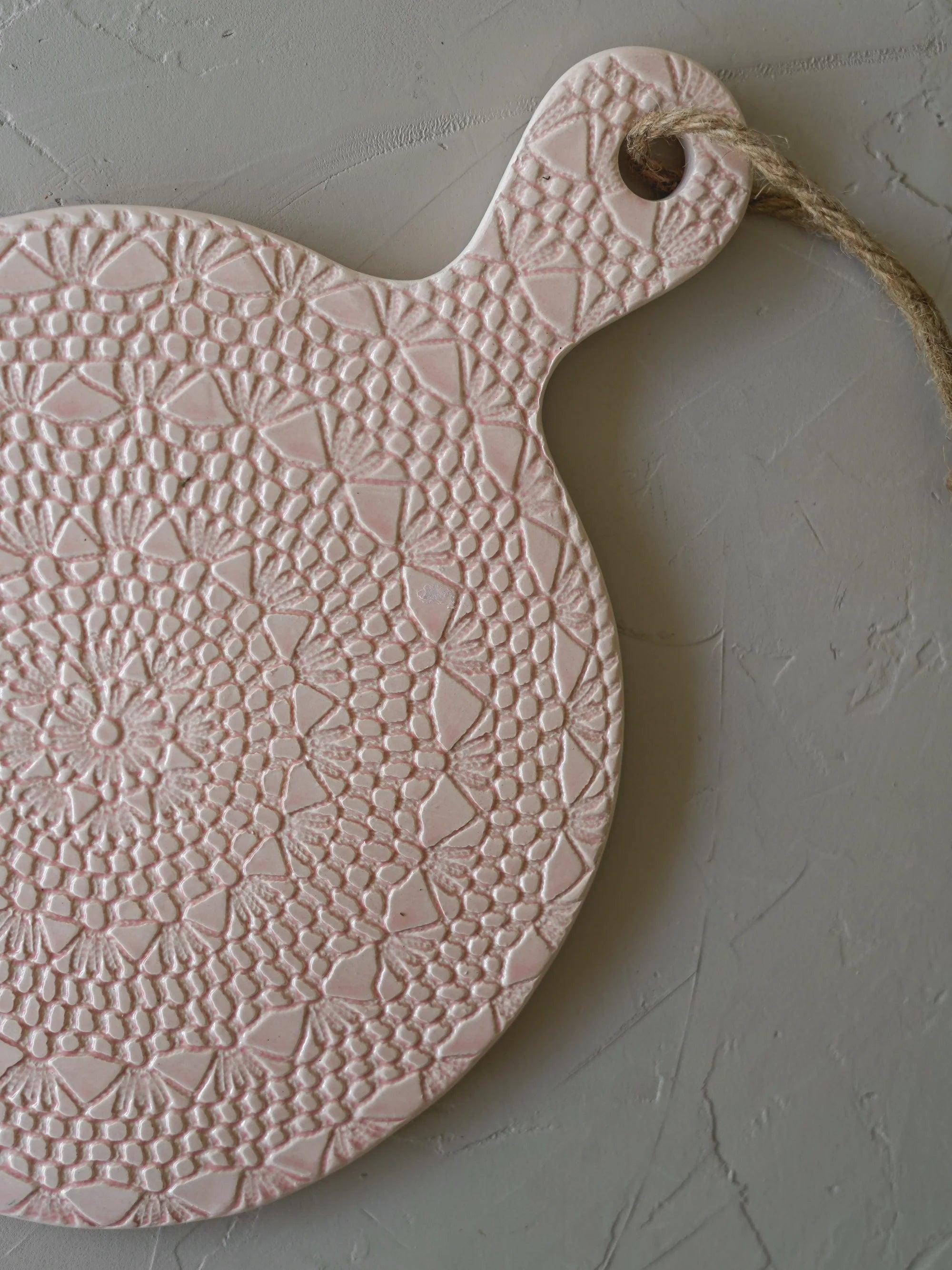 CerAmor Cerâmica Tábuas de Servir - Tábua em cerâmica redonda cor de rosa com motivo Croché