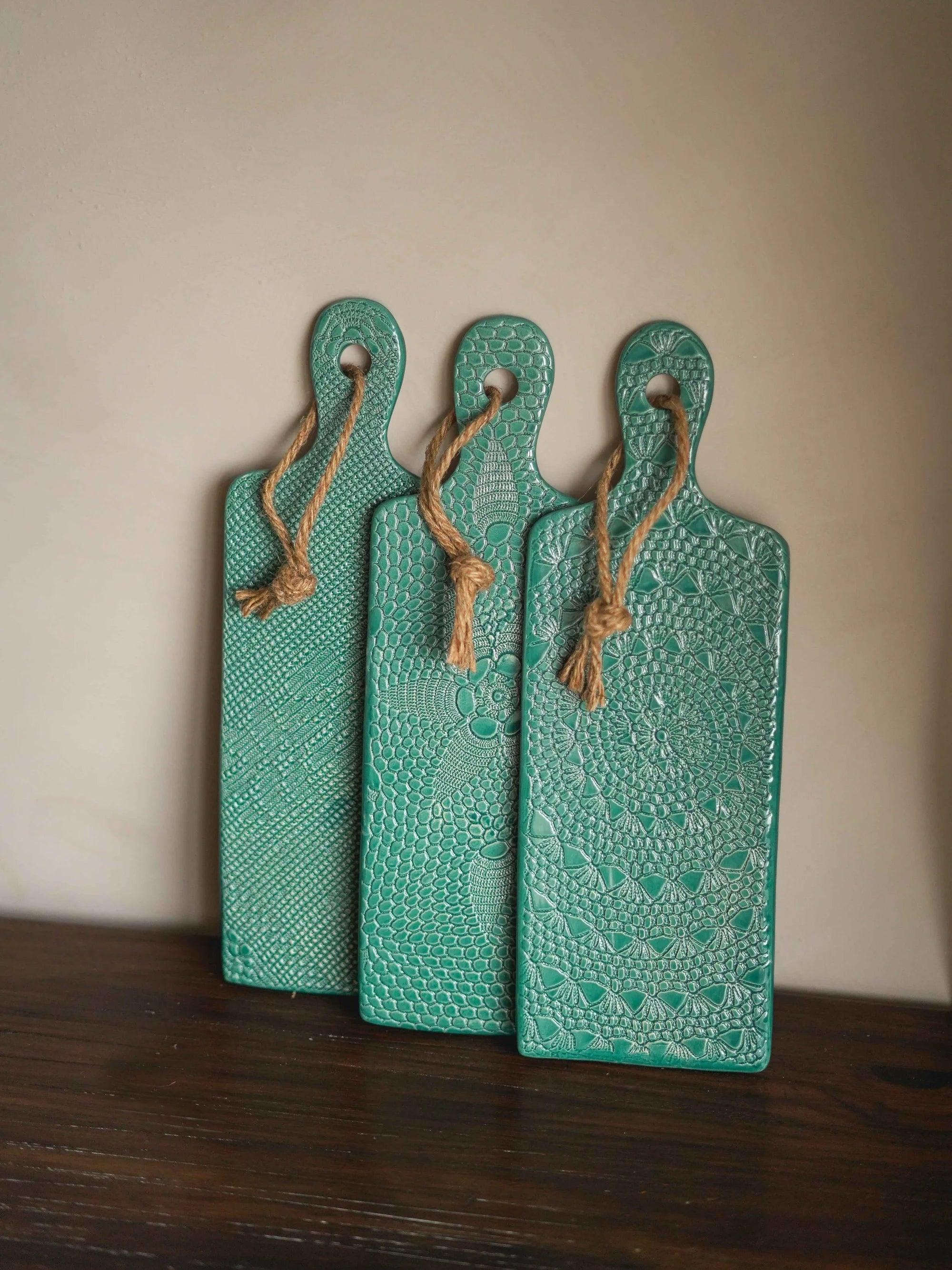 CerAmor Cerâmica Tábuas de Servir - Tábua em cerâmica retangular azul petróleo com motivo Croché