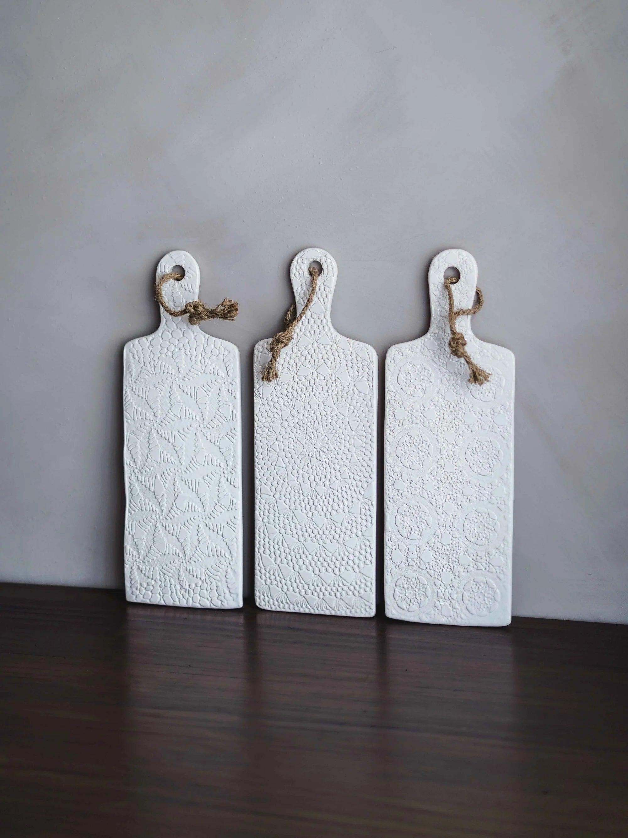 CerAmor Cerâmica Tábuas de Servir - Tábua em cerâmica retangular branca com motivo Croché