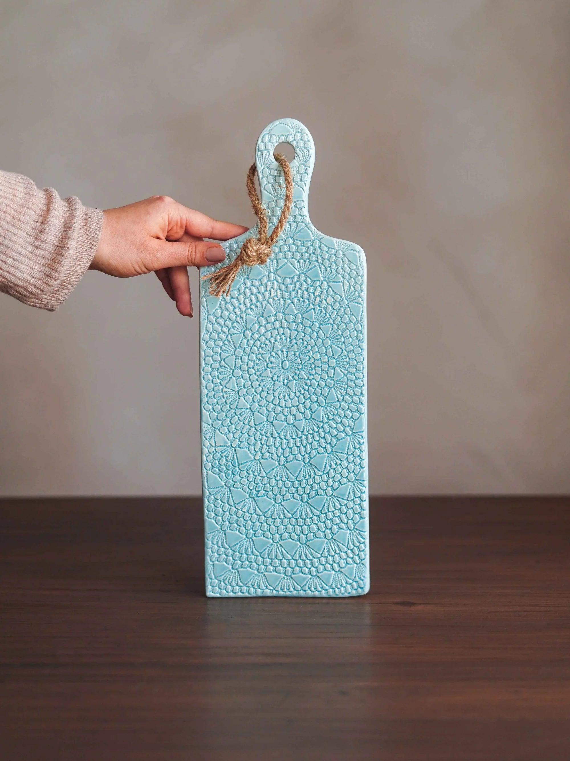 CerAmor Cerâmica Tábuas de Servir - Tábua em cerâmica retangular azul bebé com motivo Croché