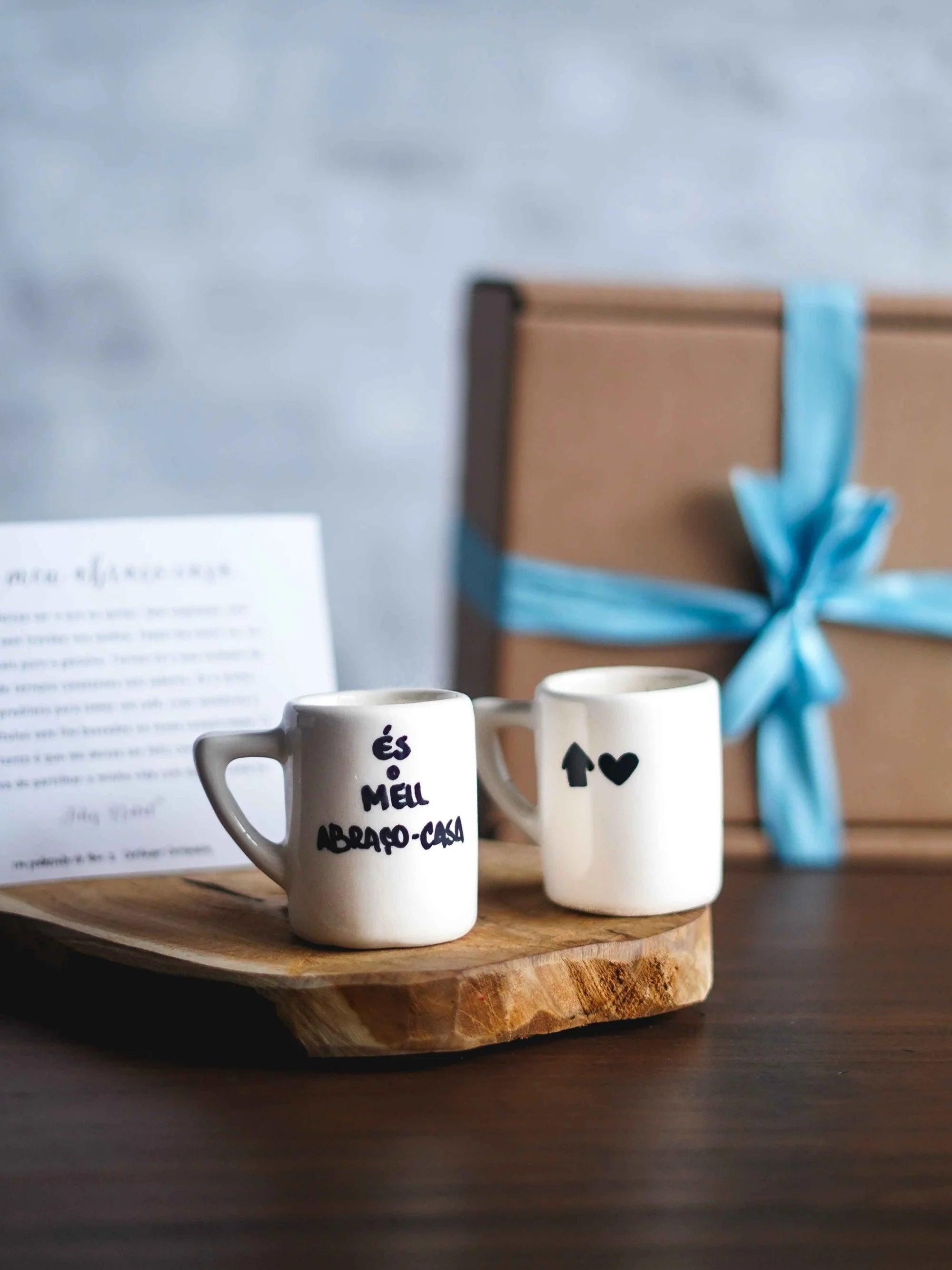 CerAmor Cerâmica Box Abraço Casa - Conjunto de chávenas de café em ceramica portuguesa com a frase "És o meu abraço-casa"

