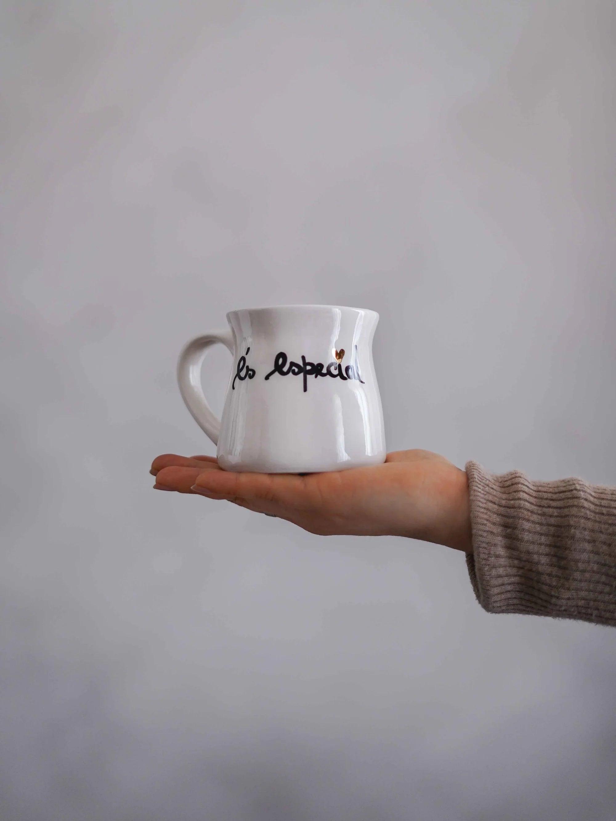 CerAmor Canecas Ceramica - Caneca branca com especial e com a frase "És Especial" 
