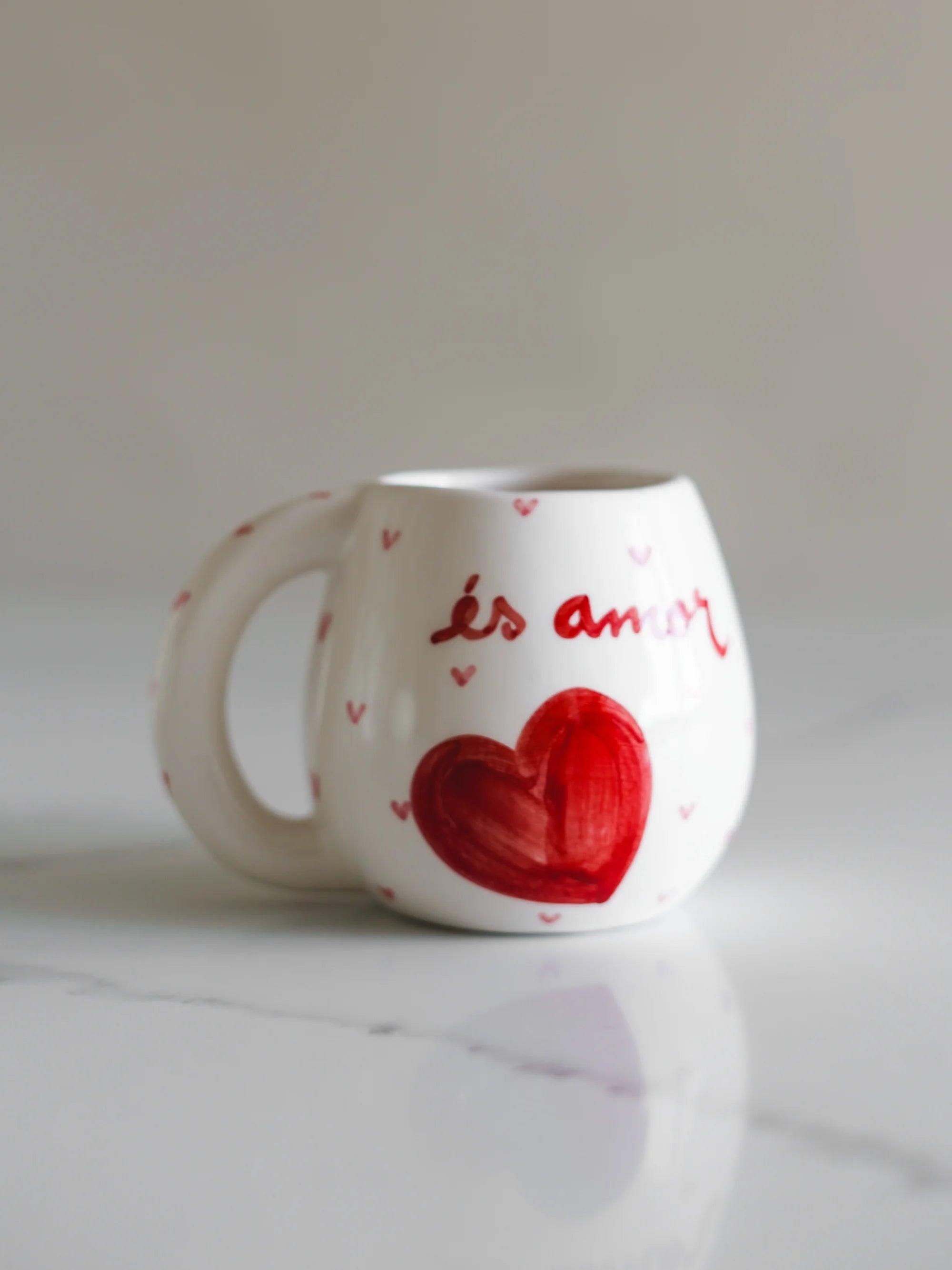 CerAmor Canecas Ceramica - Caneca branca com corações vermelhos e com a frase "És Amor" em ceramica

