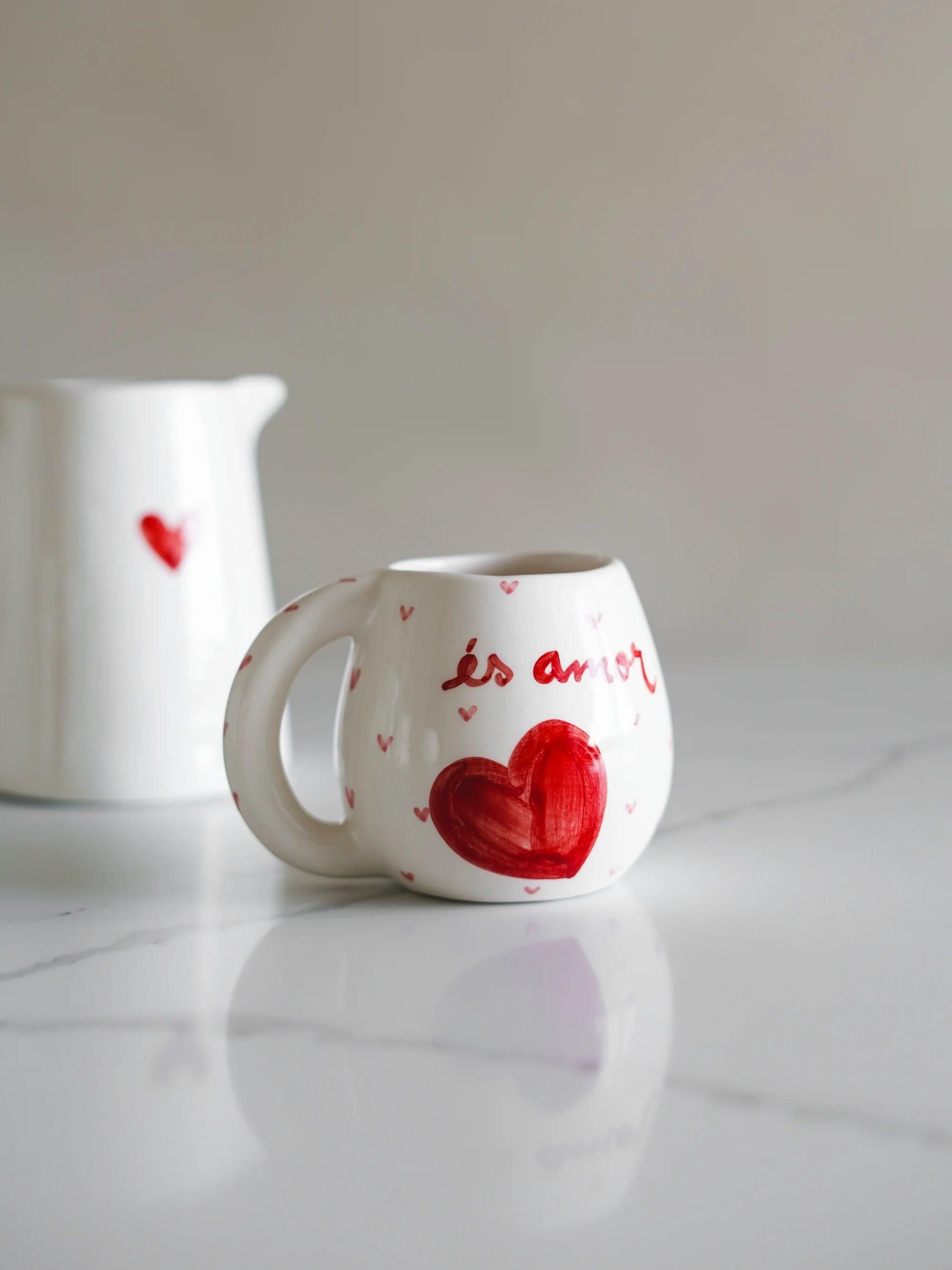 CerAmor Canecas Ceramica - Caneca branca com corações vermelhos e com a frase "És Amor" em ceramica

