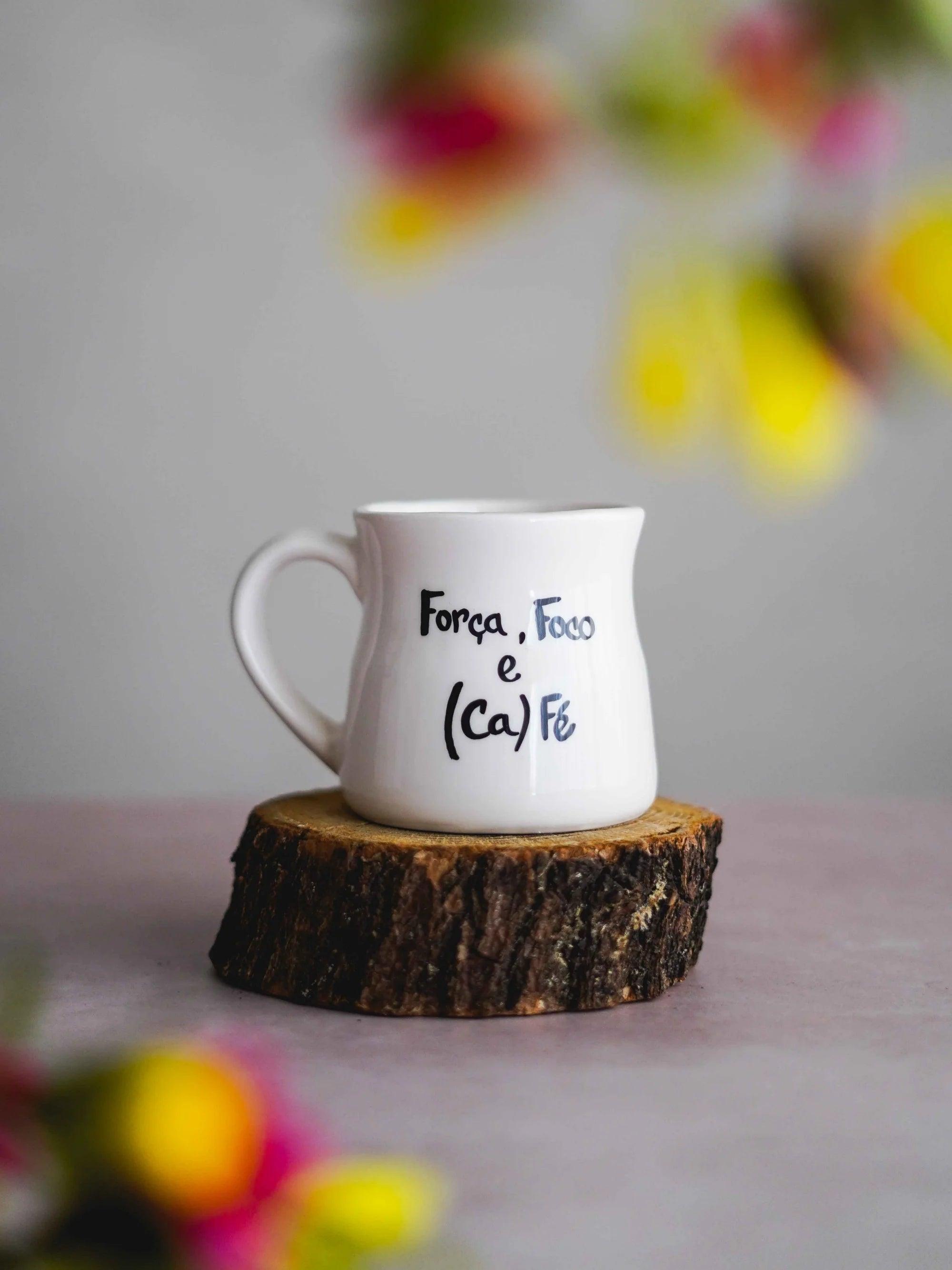 CerAmor Canecas Ceramica - Caneca branca com especial e com a frase "Força, Foco e (Ca)Fé" 