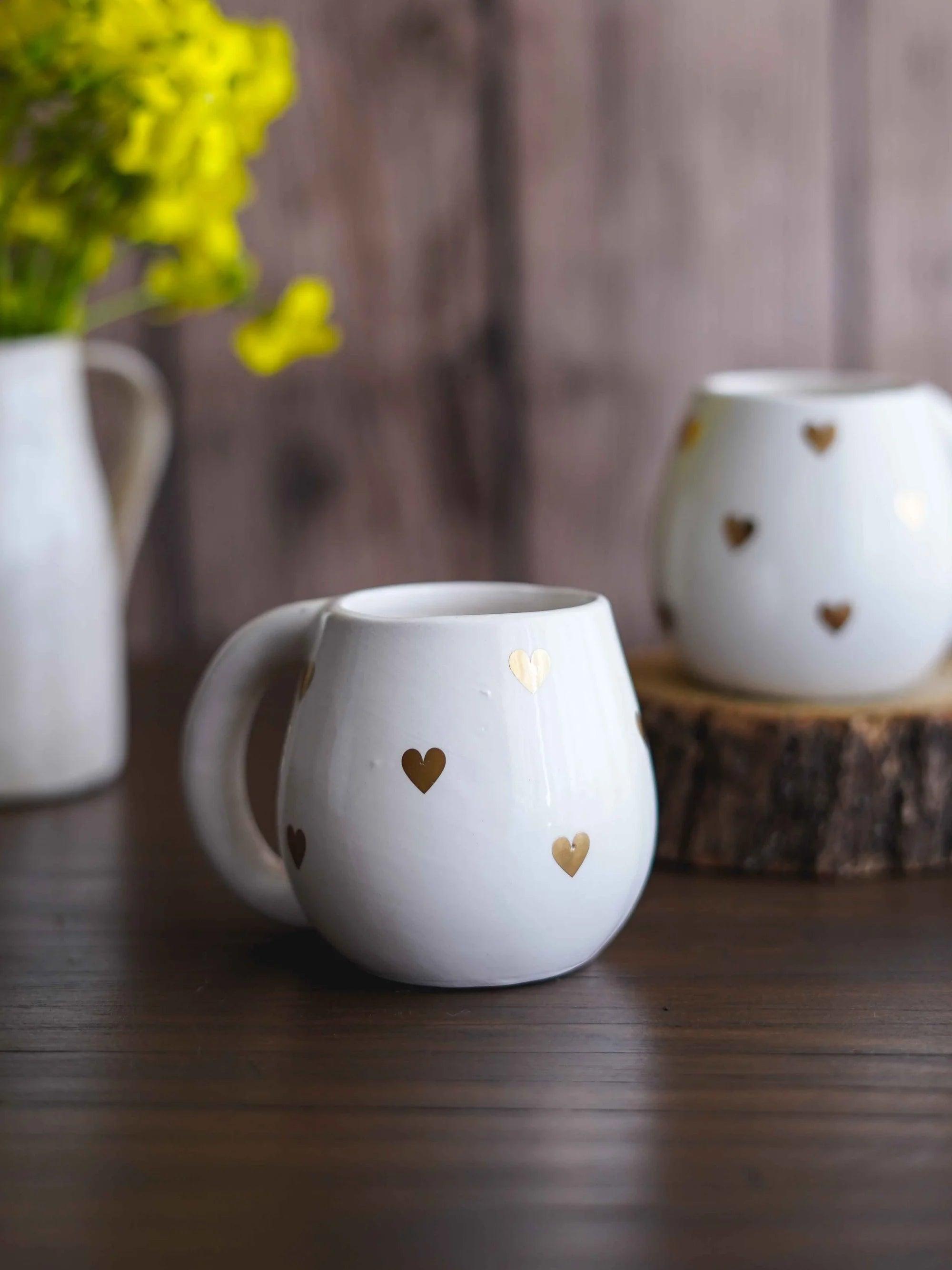 CerAmor Canecas Ceramica - Caneca em ceramica branca com corações dourados