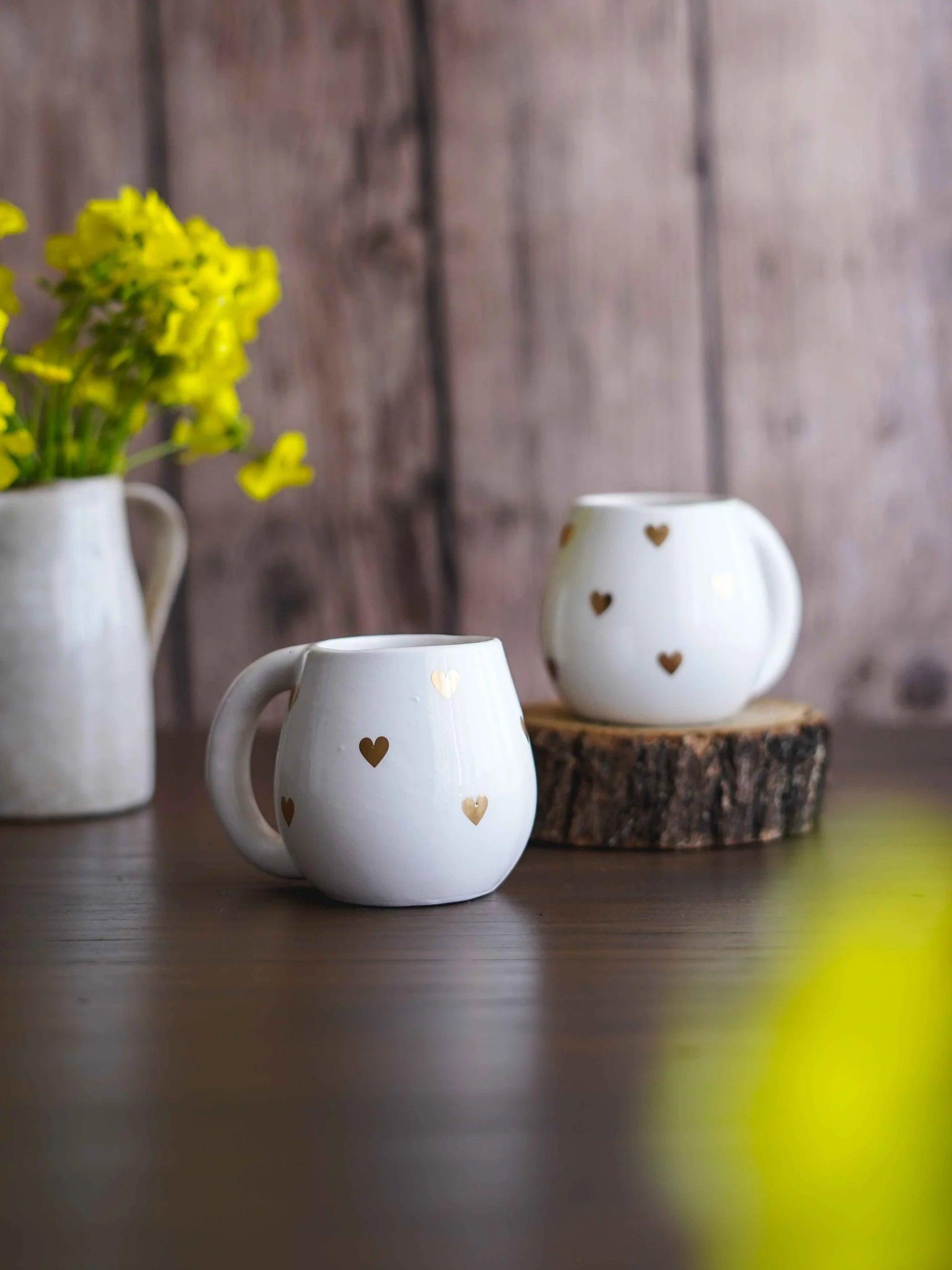 CerAmor Canecas Ceramica - Caneca em ceramica branca com corações dourados