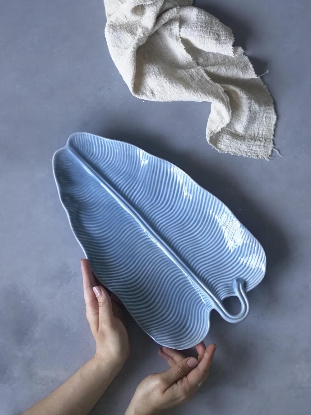 CerAmor Cerâmica Travessas de Servir - Travessa em cerâmica com a forma de folha de palmeira na cor azul