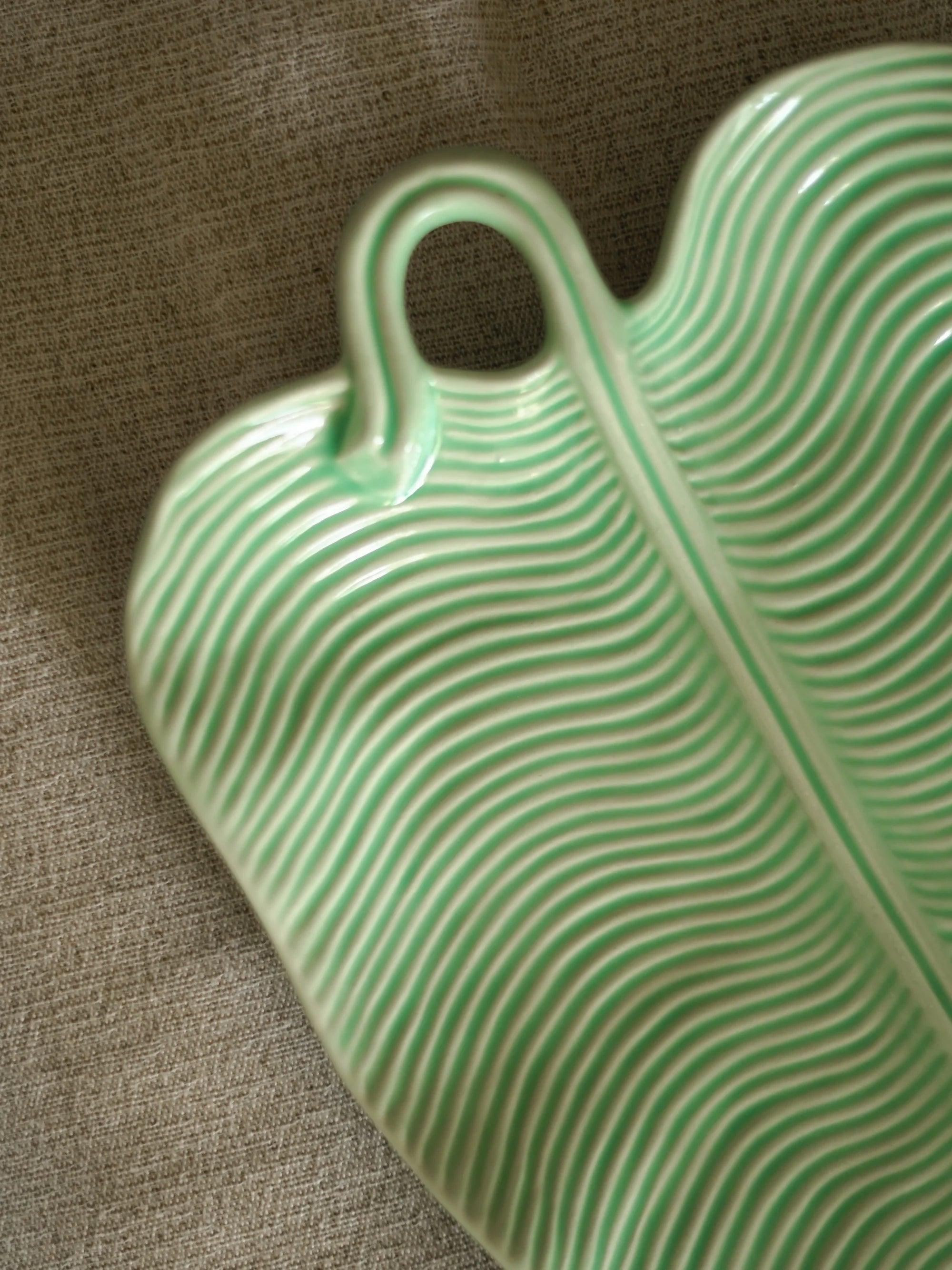 CerAmor Cerâmica Travessas de Servir - Travessa em cerâmica com a forma de folha de palmeira na cor verde água